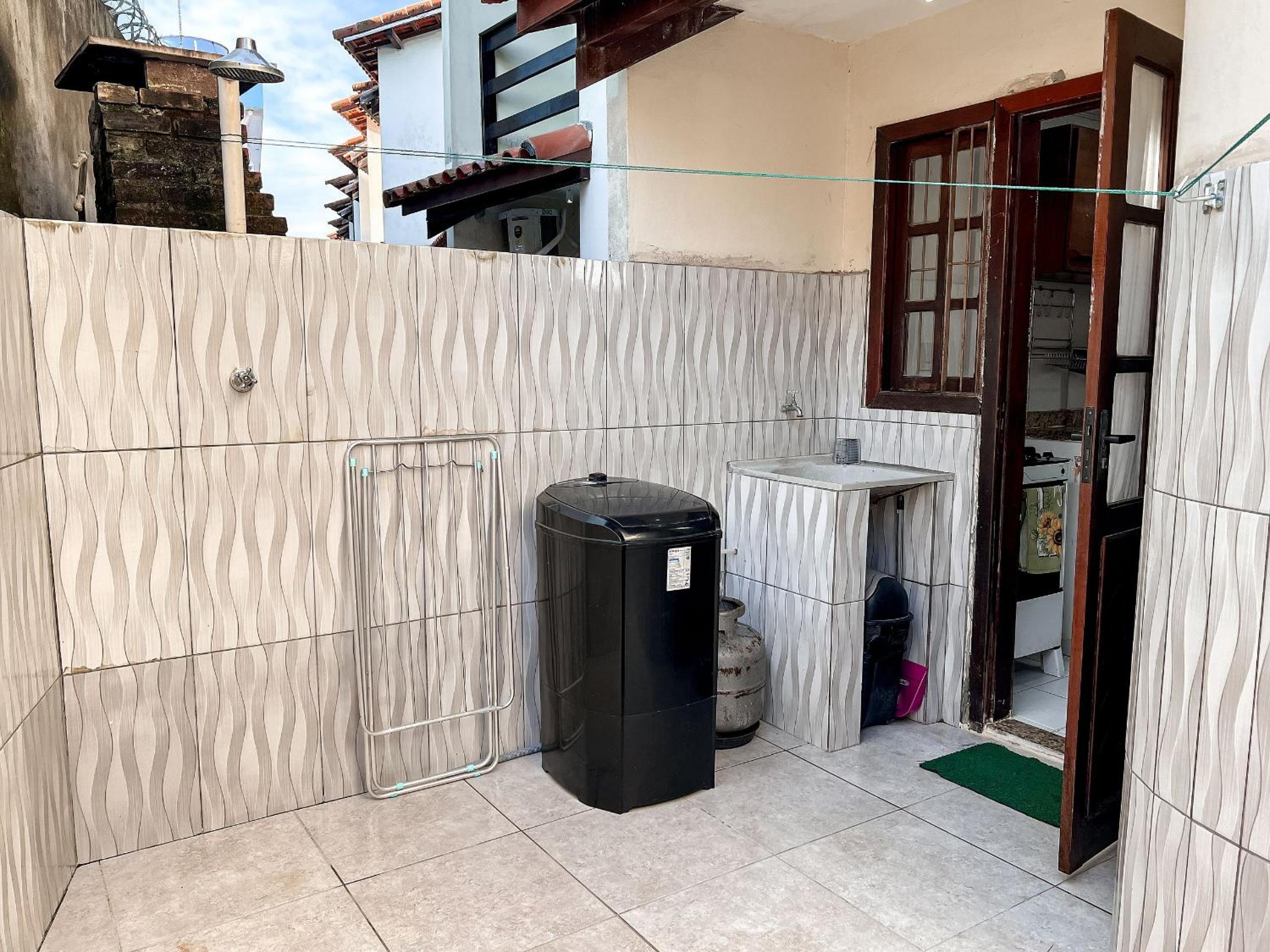 Casa em Condomínio localizado a aproximadamente 250m da praia de Taperapuã e da Arena Axé Moi, com 3 suítes todas com ar condicionado, piscinas adulto e in