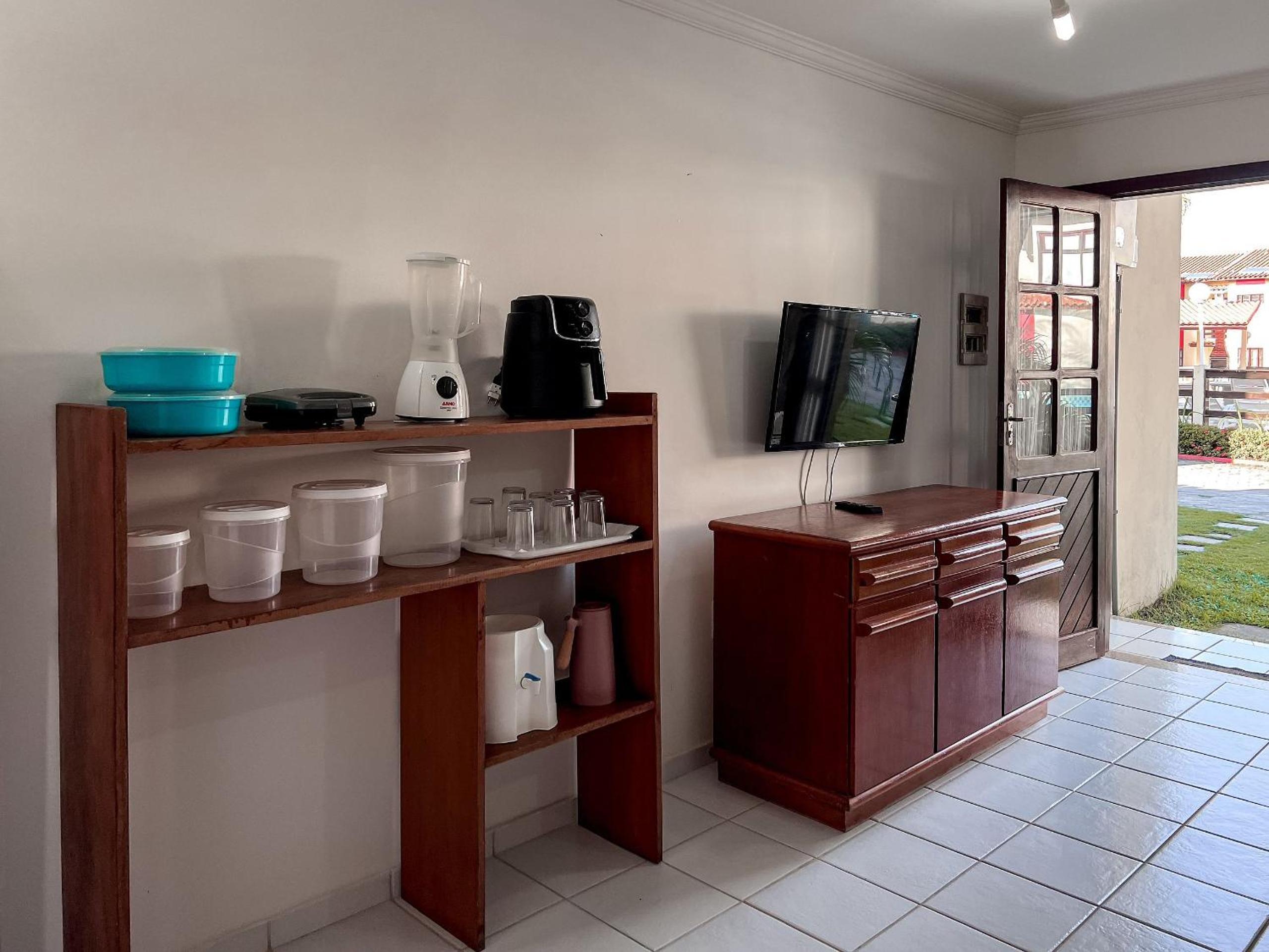 Casa em Condomínio localizado a aproximadamente 250m da praia de Taperapuã e da Arena Axé Moi, com 3 suítes todas com ar condicionado, piscinas adulto e in