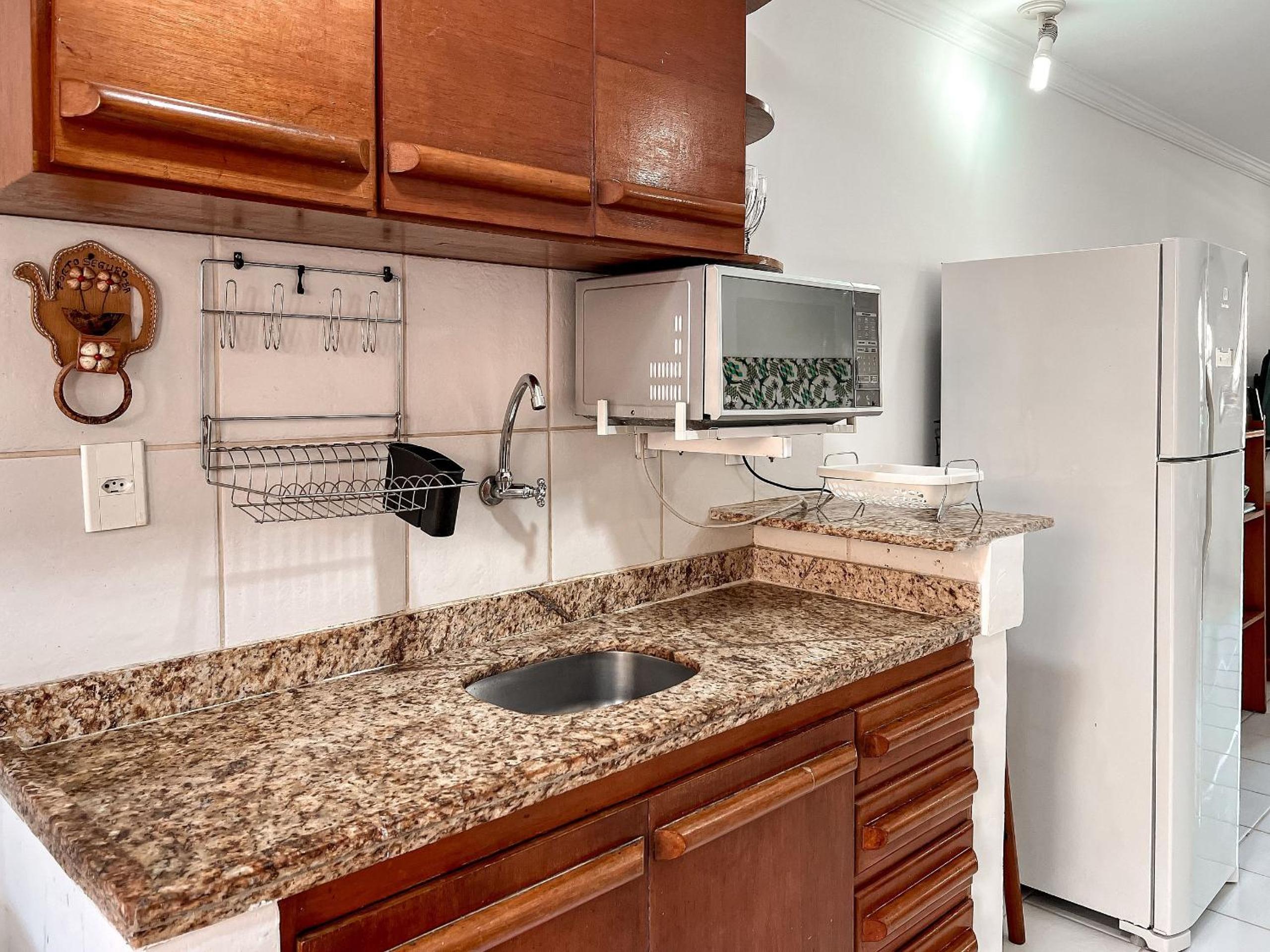 Casa em Condomínio localizado a aproximadamente 250m da praia de Taperapuã e da Arena Axé Moi, com 3 suítes todas com ar condicionado, piscinas adulto e in