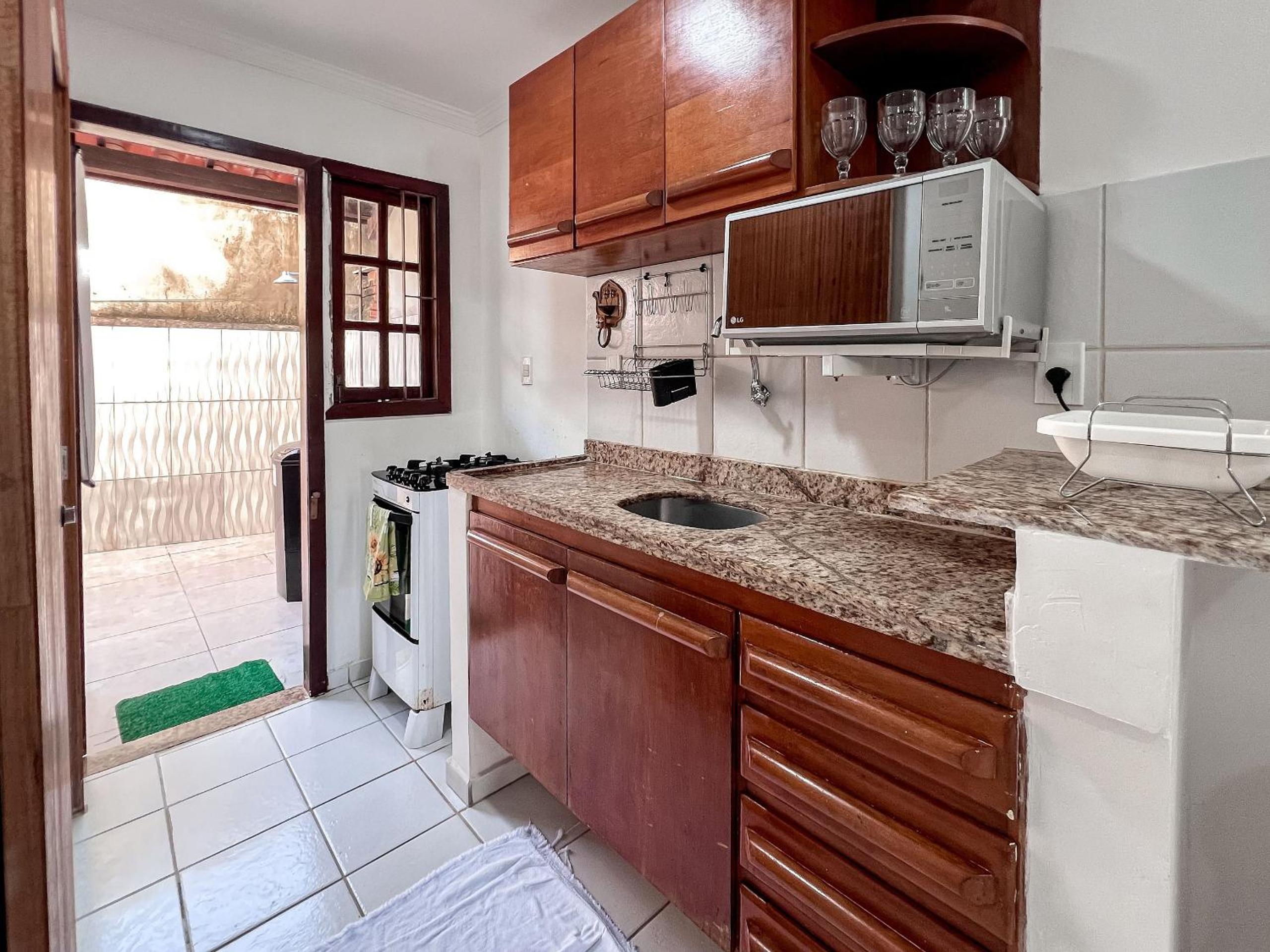 Casa em Condomínio localizado a aproximadamente 250m da praia de Taperapuã e da Arena Axé Moi, com 3 suítes todas com ar condicionado, piscinas adulto e in
