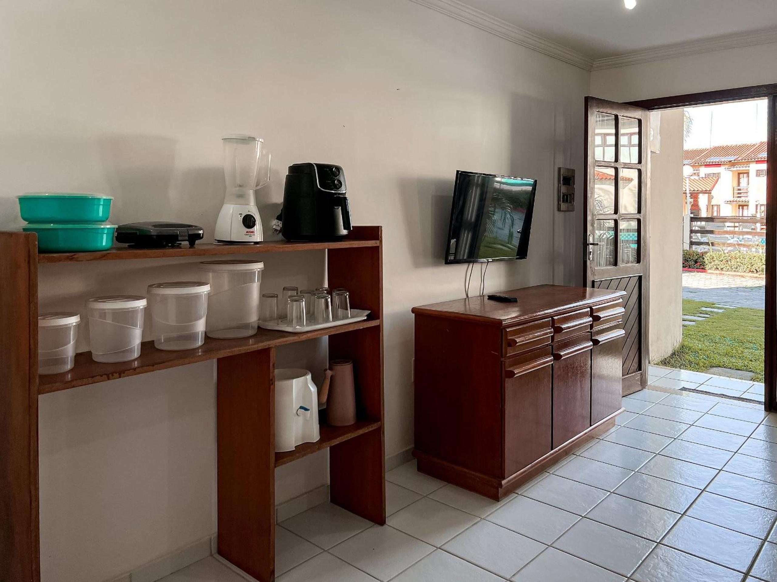 Casa em Condomínio localizado a aproximadamente 250m da praia de Taperapuã e da Arena Axé Moi, com 3 suítes todas com ar condicionado, piscinas adulto e in