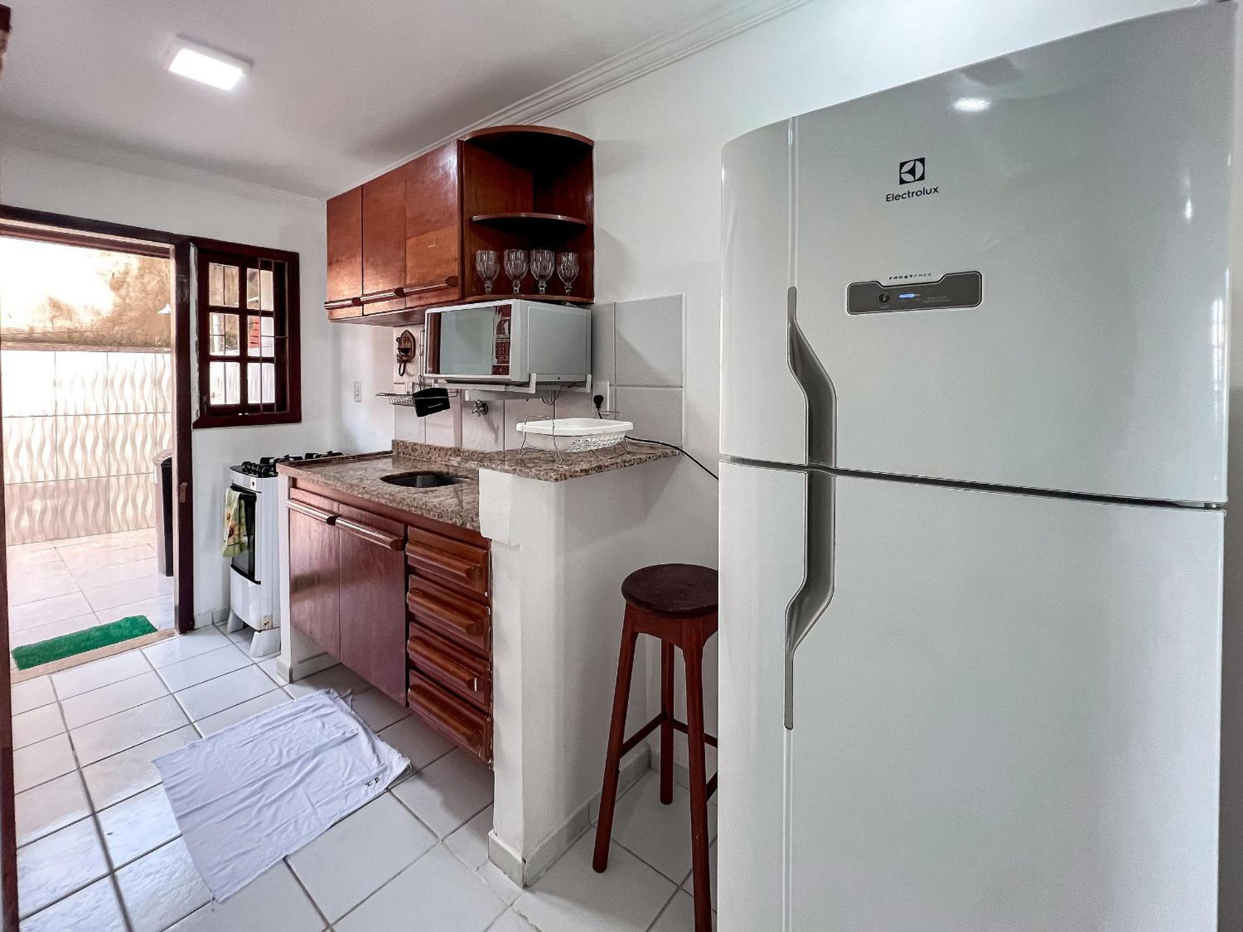 Casa em Condomínio localizado a aproximadamente 250m da praia de Taperapuã e da Arena Axé Moi, com 3 suítes todas com ar condicionado, piscinas adulto e in