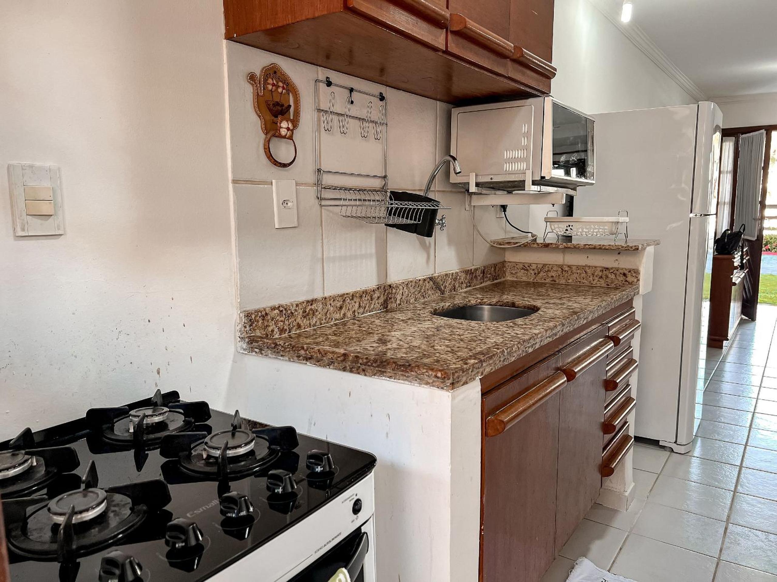 Casa em Condomínio localizado a aproximadamente 250m da praia de Taperapuã e da Arena Axé Moi, com 3 suítes todas com ar condicionado, piscinas adulto e in