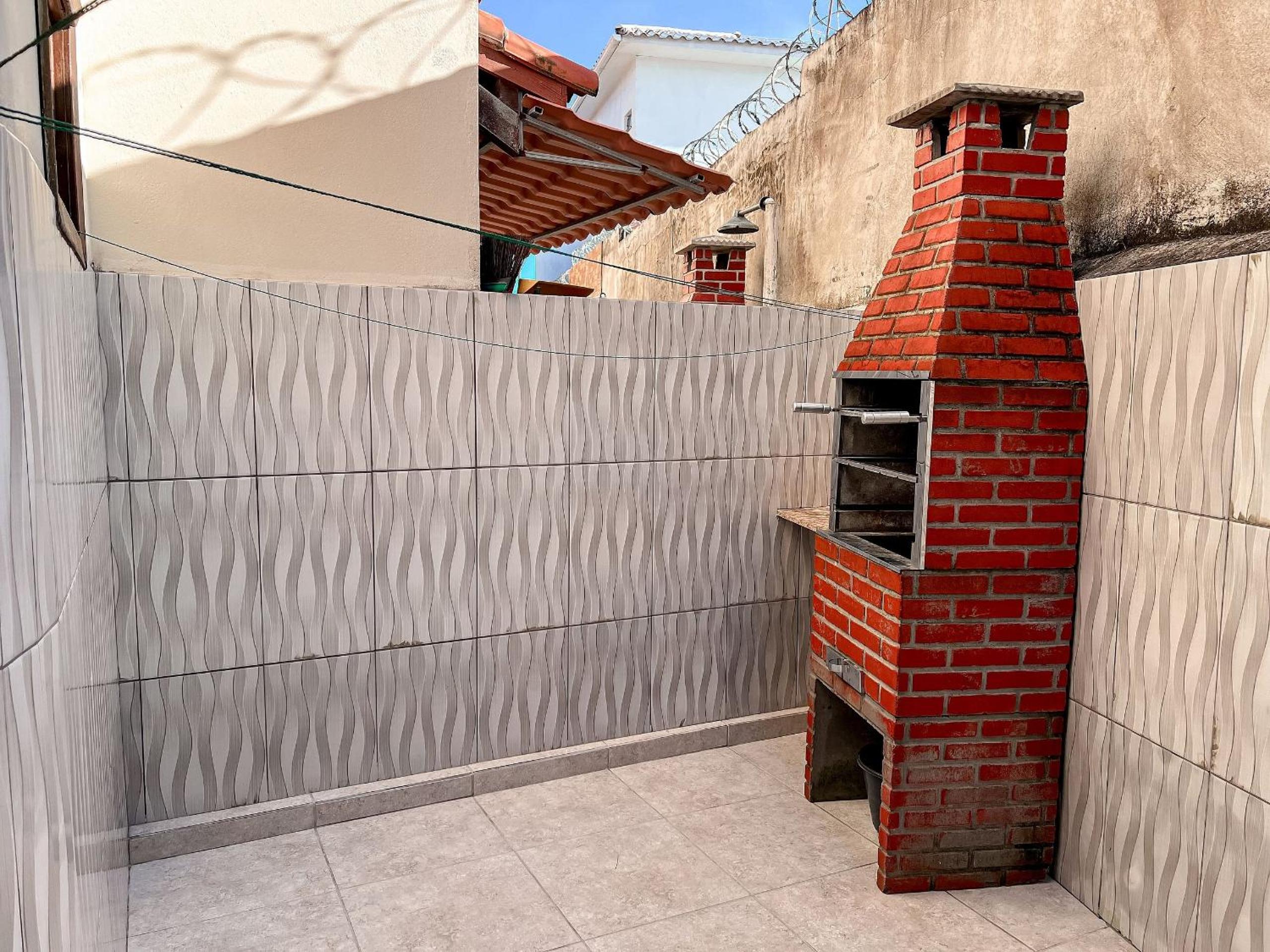 Casa em Condomínio localizado a aproximadamente 250m da praia de Taperapuã e da Arena Axé Moi, com 3 suítes todas com ar condicionado, piscinas adulto e in