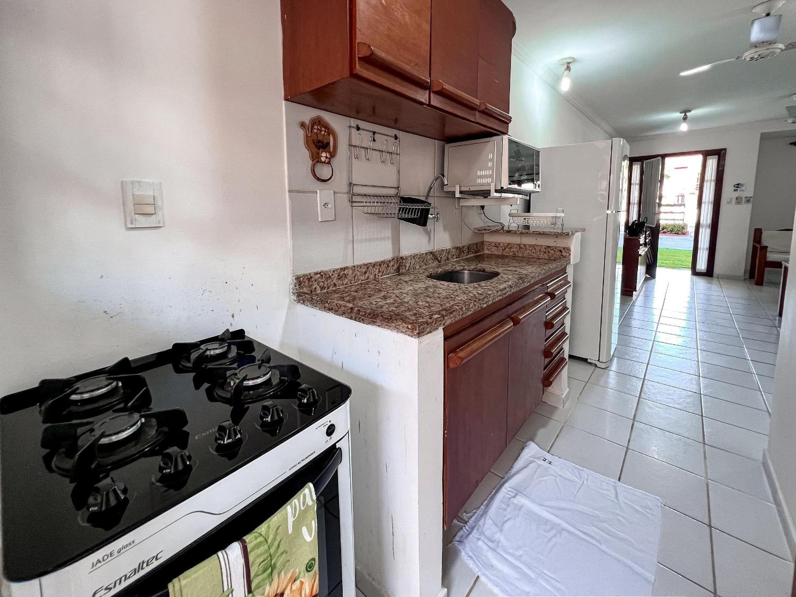 Casa em Condomínio localizado a aproximadamente 250m da praia de Taperapuã e da Arena Axé Moi, com 3 suítes todas com ar condicionado, piscinas adulto e in