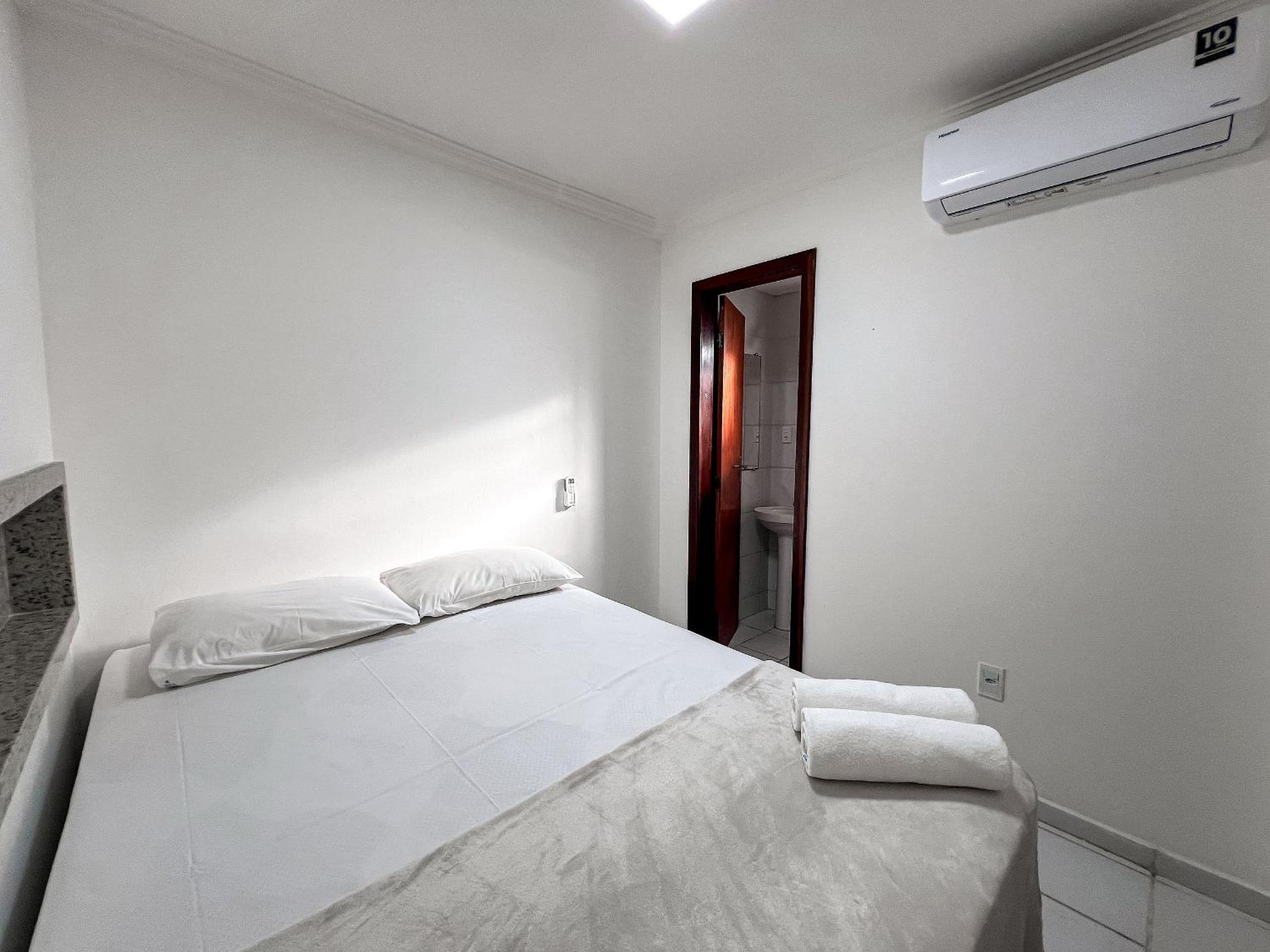 Casa em Condomínio localizado a aproximadamente 250m da praia de Taperapuã e da Arena Axé Moi, com 3 suítes todas com ar condicionado, piscinas adulto e in