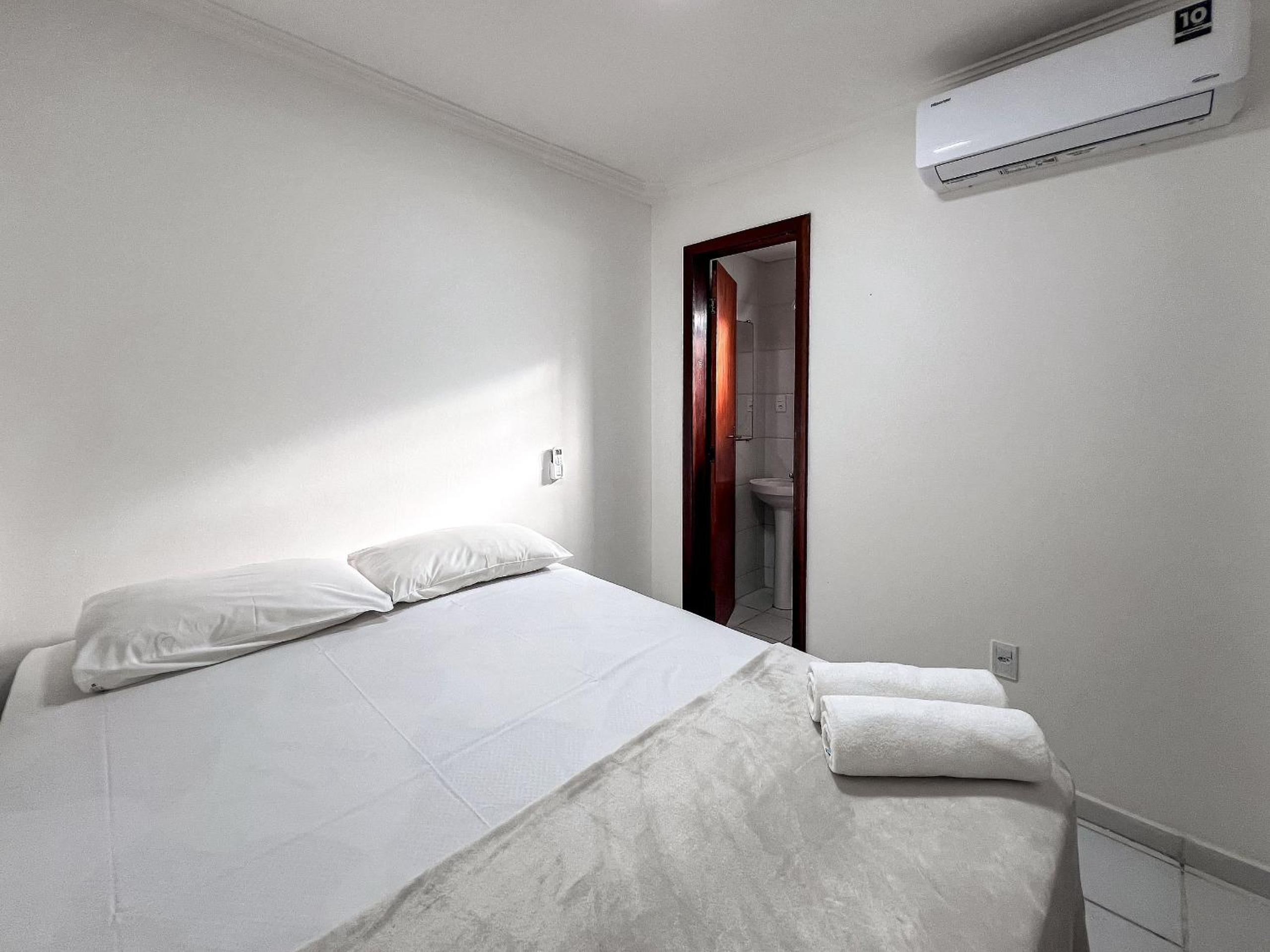 Casa em Condomínio localizado a aproximadamente 250m da praia de Taperapuã e da Arena Axé Moi, com 3 suítes todas com ar condicionado, piscinas adulto e in