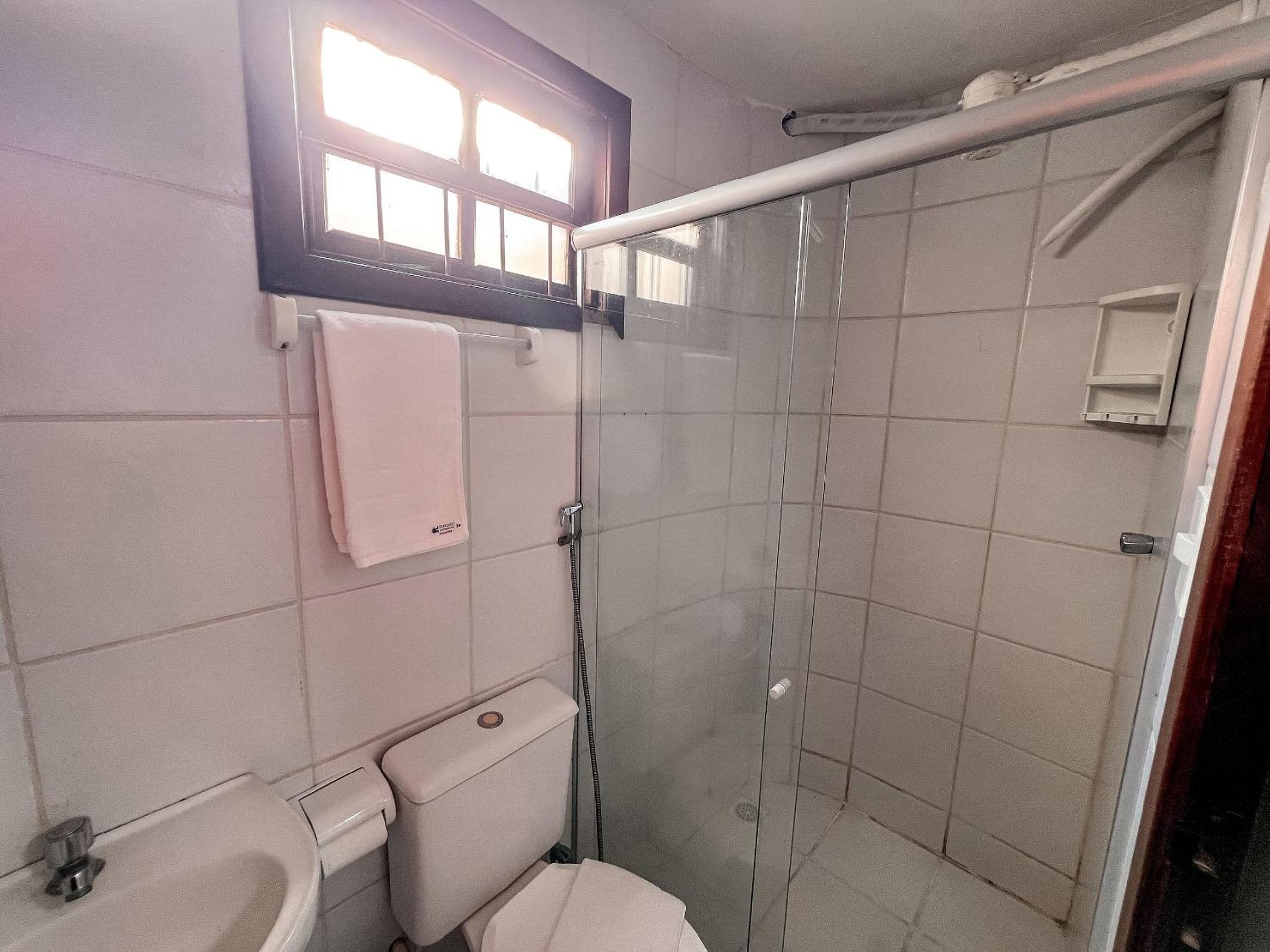 Casa em Condomínio localizado a aproximadamente 250m da praia de Taperapuã e da Arena Axé Moi, com 3 suítes todas com ar condicionado, piscinas adulto e in