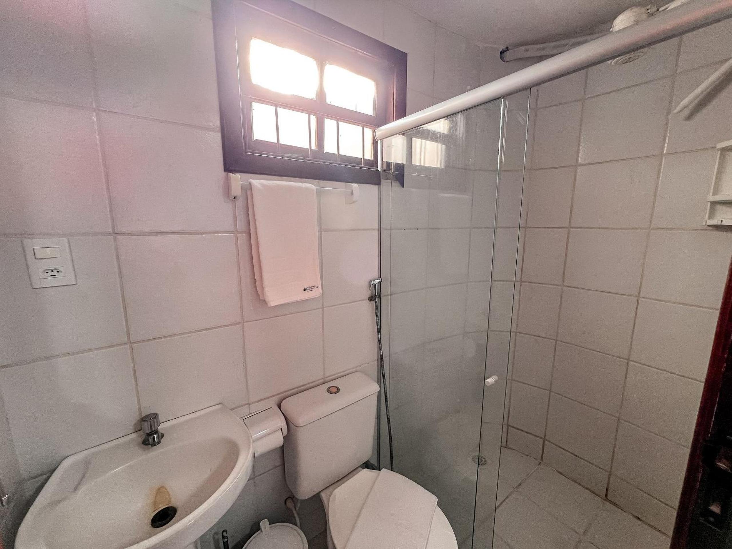 Casa em Condomínio localizado a aproximadamente 250m da praia de Taperapuã e da Arena Axé Moi, com 3 suítes todas com ar condicionado, piscinas adulto e in
