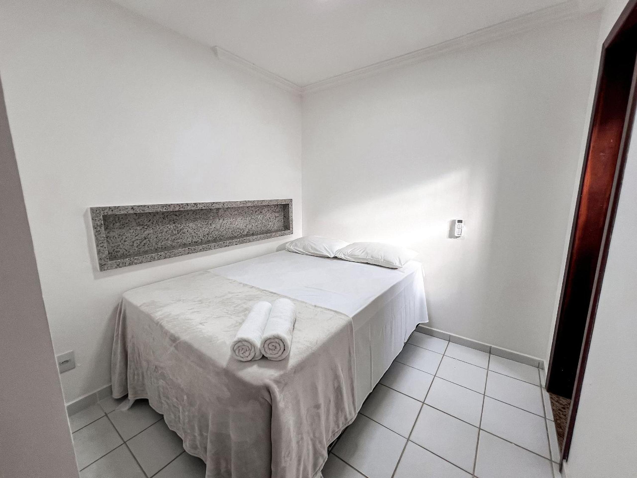 Casa em Condomínio localizado a aproximadamente 250m da praia de Taperapuã e da Arena Axé Moi, com 3 suítes todas com ar condicionado, piscinas adulto e in