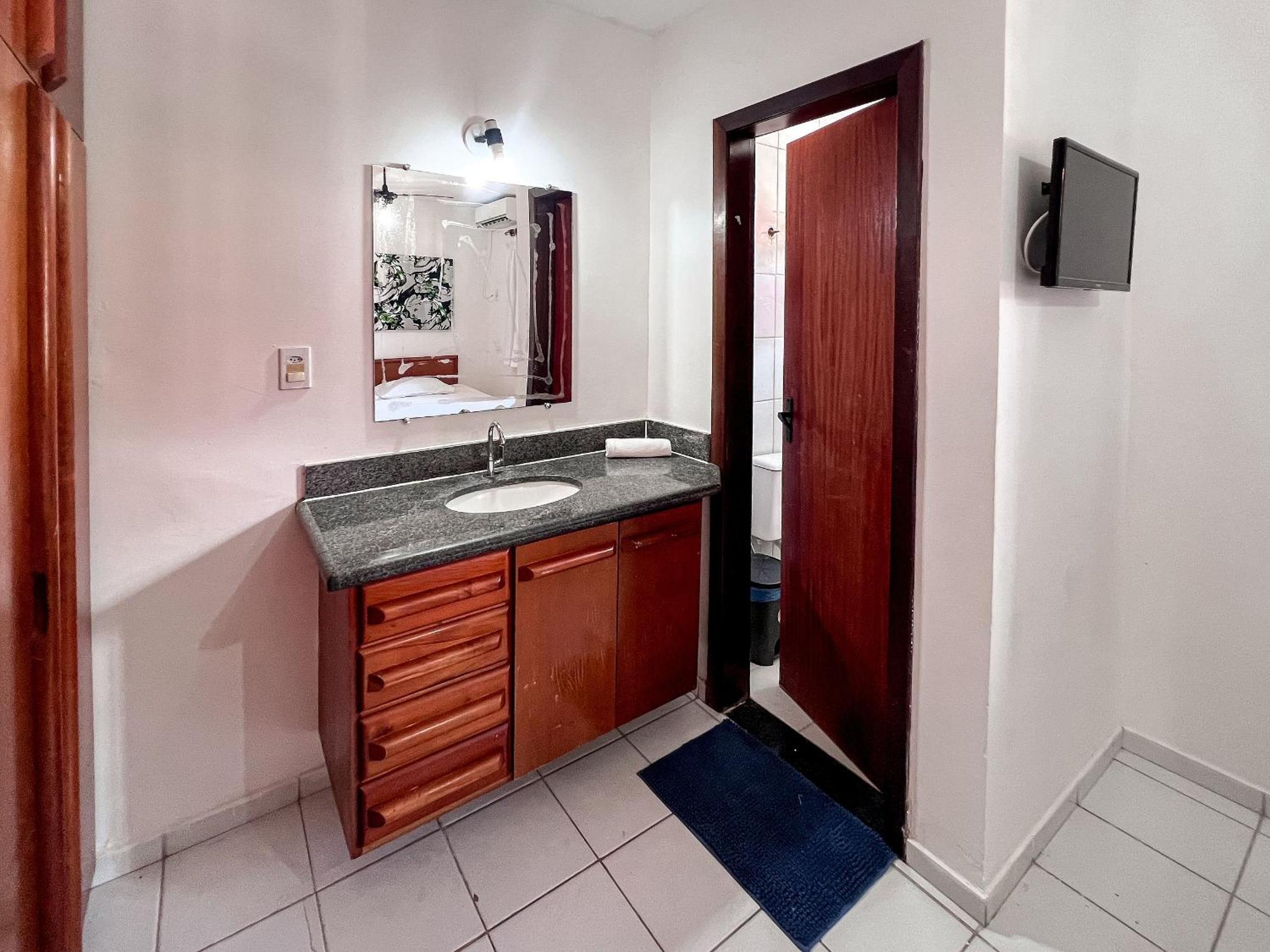 Casas com 2 ou 3 suítes (todas com ar split), com internet privativa 300MBPSno Residencial Nazareth, localizado a aproximadamente 80m da praia de Taperapuã