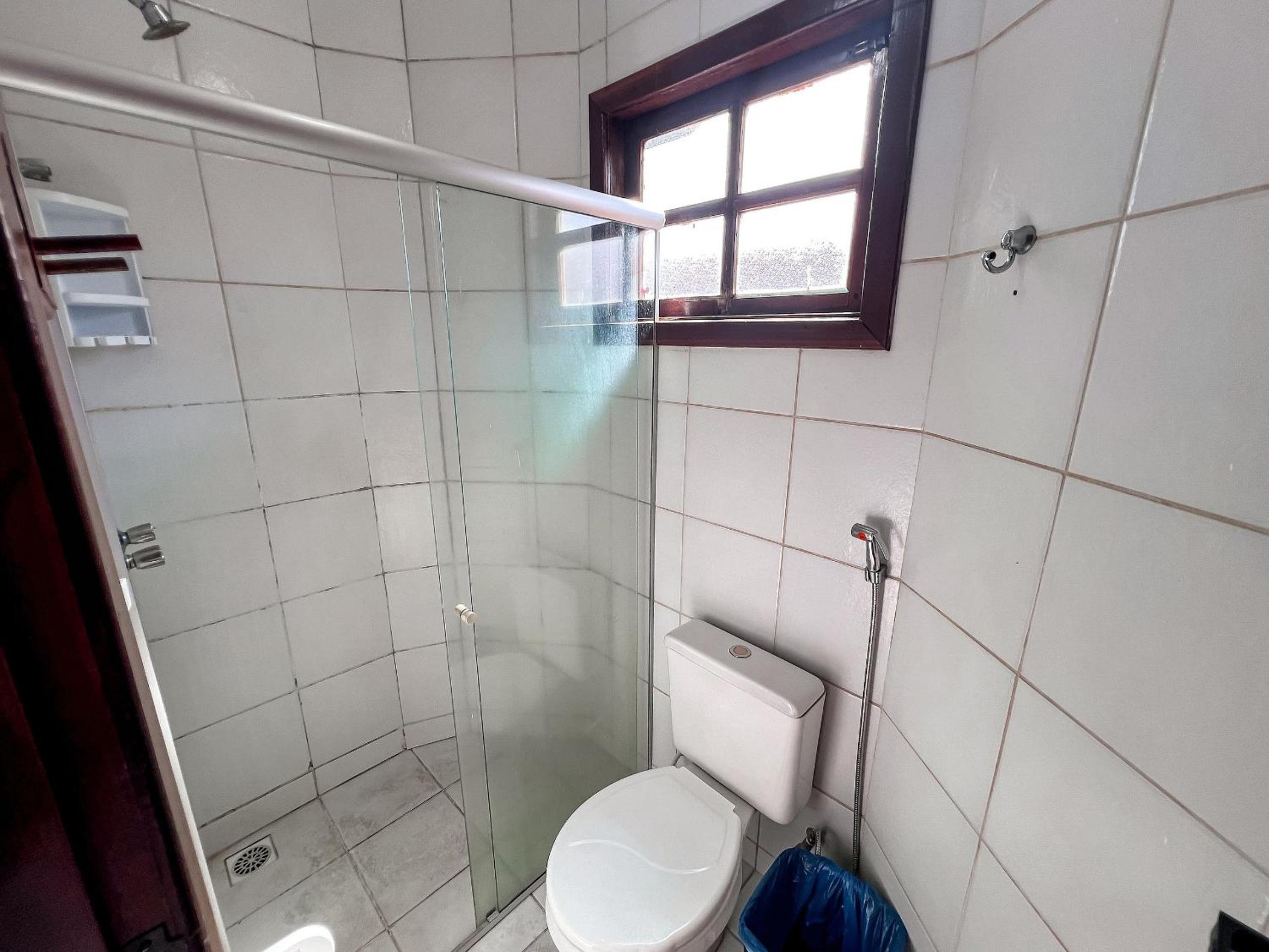 Casas com 2 ou 3 suítes (todas com ar split), com internet privativa 300MBPSno Residencial Nazareth, localizado a aproximadamente 80m da praia de Taperapuã