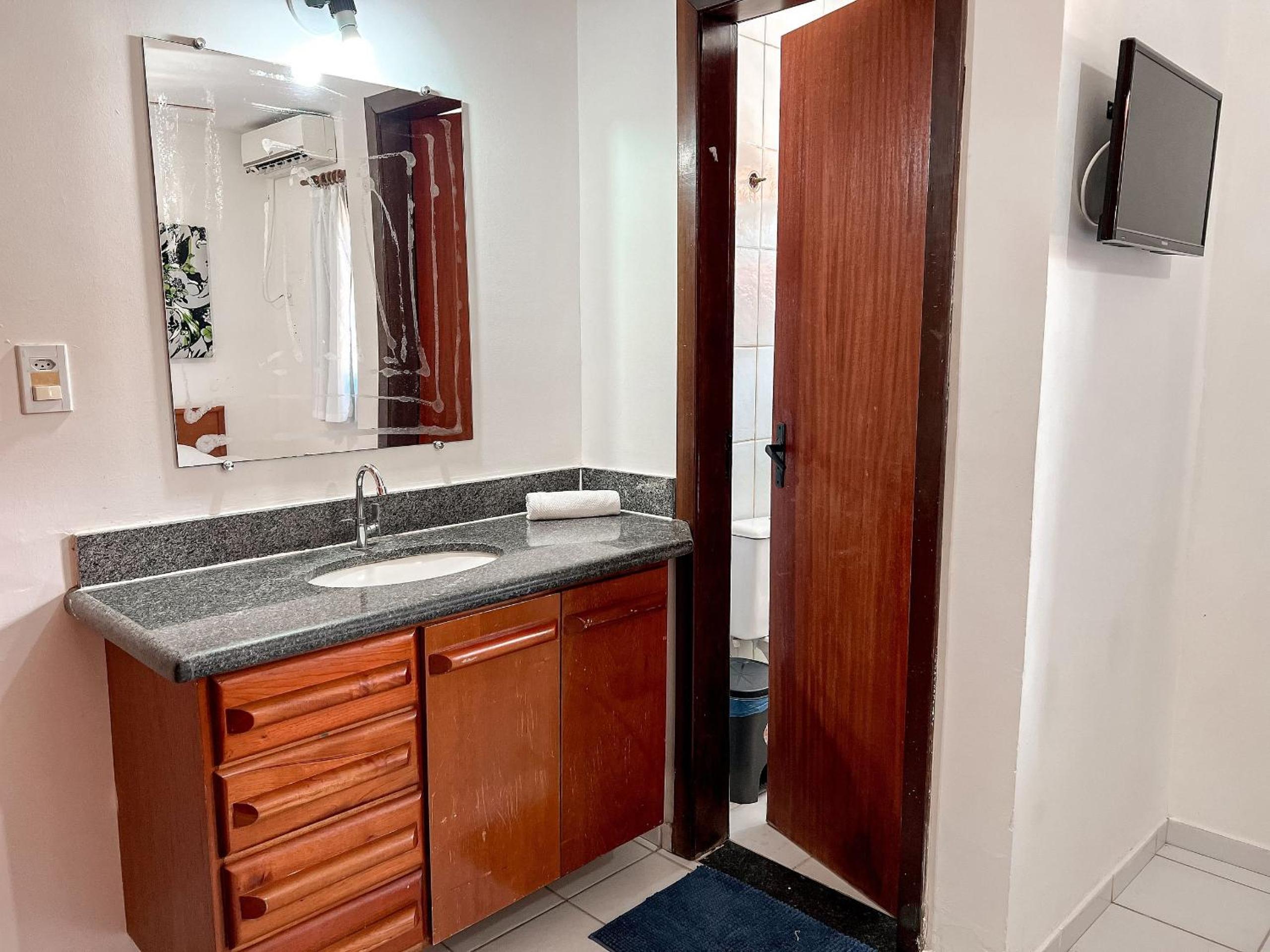 Casas com 2 ou 3 suítes (todas com ar split), com internet privativa 300MBPSno Residencial Nazareth, localizado a aproximadamente 80m da praia de Taperapuã
