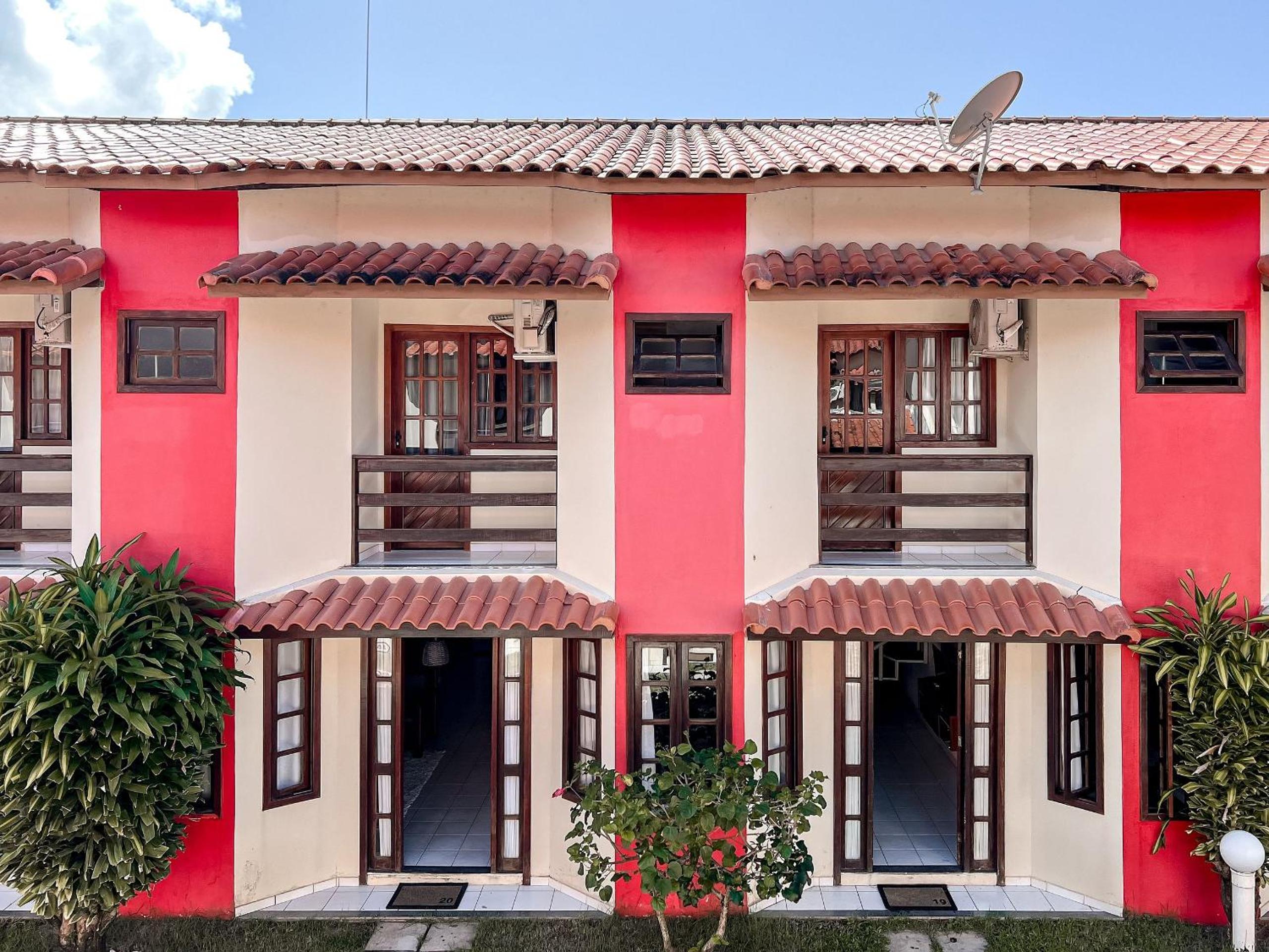 Casas com 2 ou 3 suítes (todas com ar split), com internet privativa 300MBPSno Residencial Nazareth, localizado a aproximadamente 80m da praia de Taperapuã
