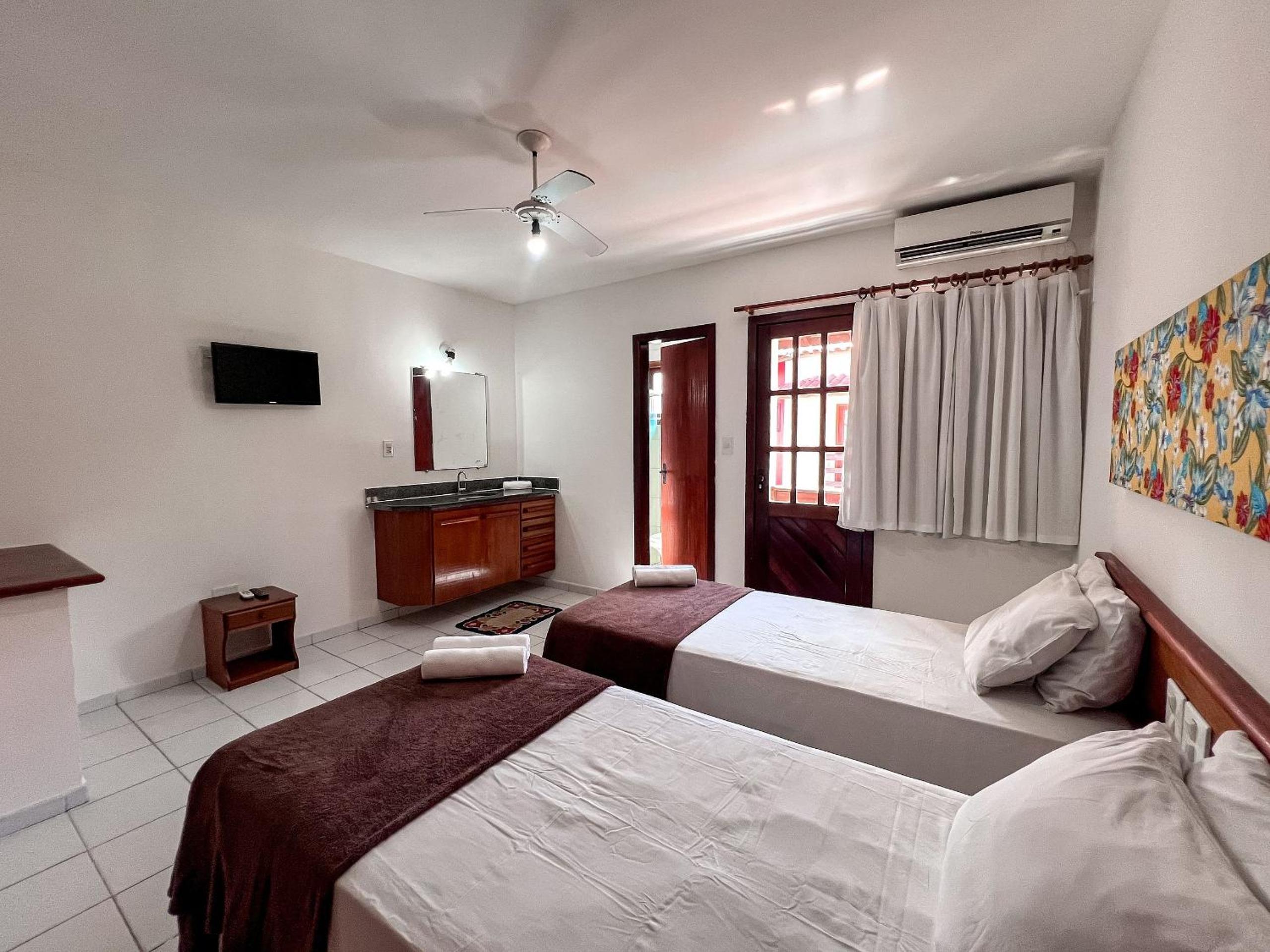 Casas com 2 ou 3 suítes (todas com ar split), com internet privativa 300MBPSno Residencial Nazareth, localizado a aproximadamente 80m da praia de Taperapuã