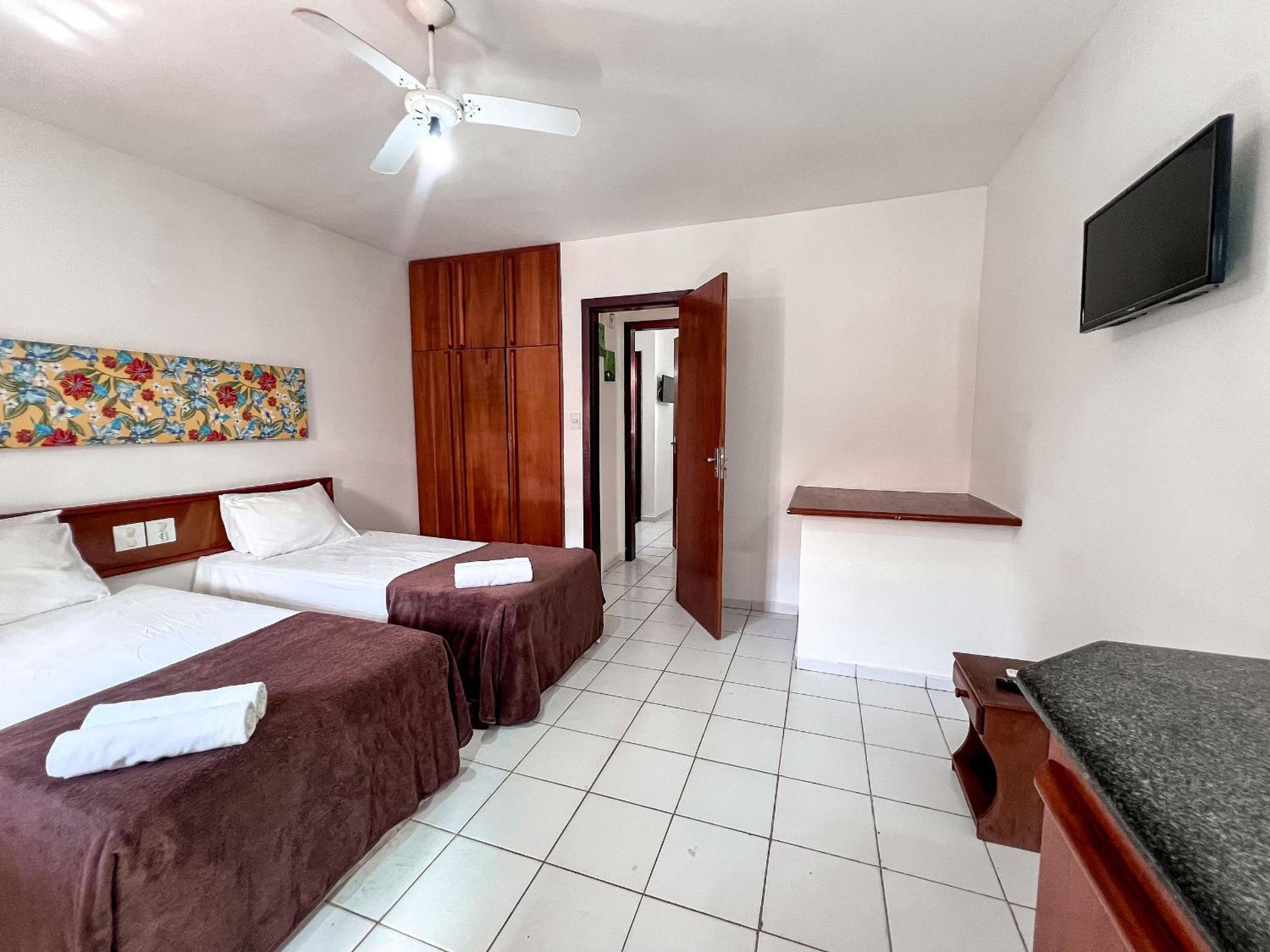 Casas com 2 ou 3 suítes (todas com ar split), com internet privativa 300MBPSno Residencial Nazareth, localizado a aproximadamente 80m da praia de Taperapuã