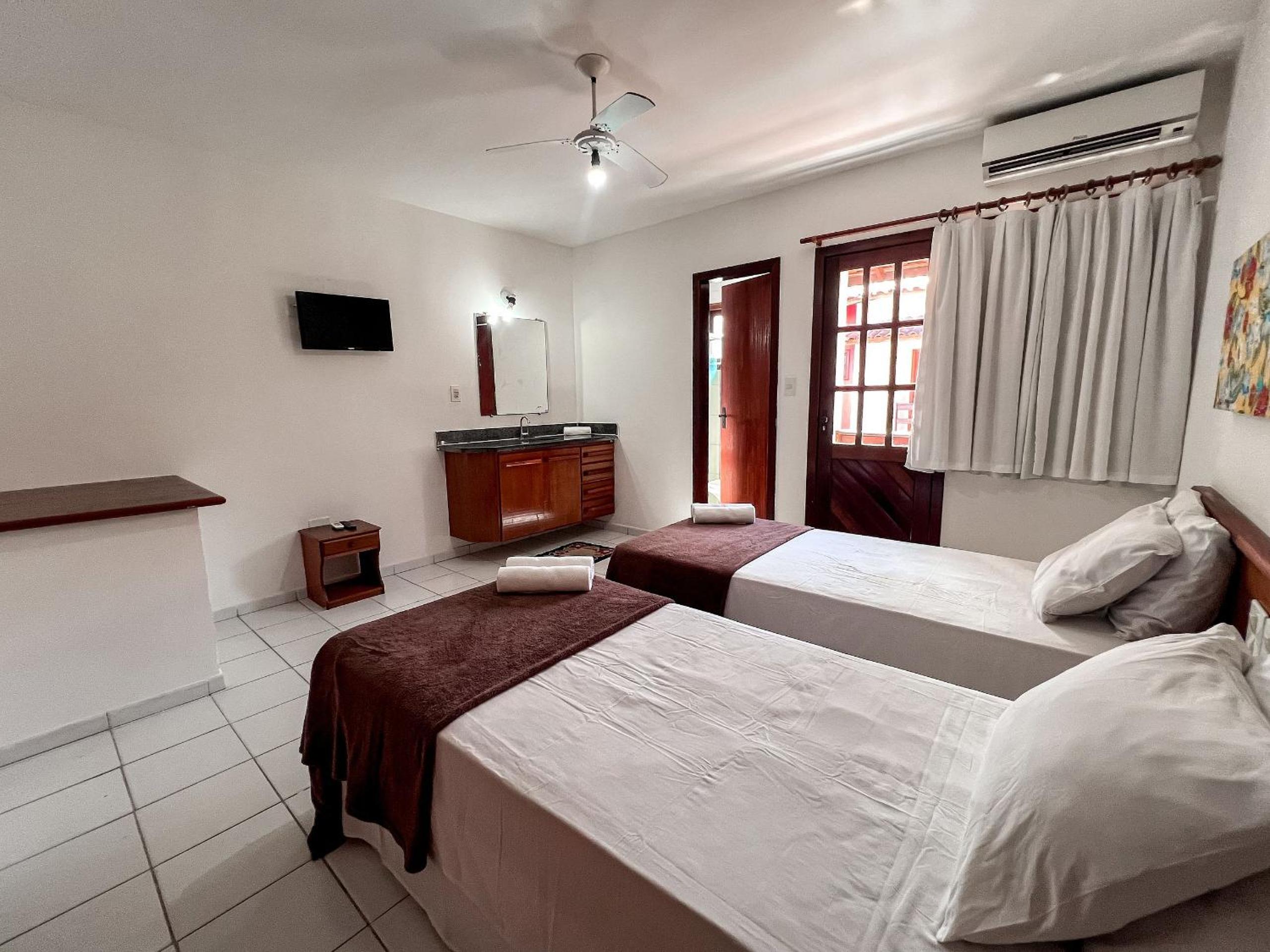 Casas com 2 ou 3 suítes (todas com ar split), com internet privativa 300MBPSno Residencial Nazareth, localizado a aproximadamente 80m da praia de Taperapuã