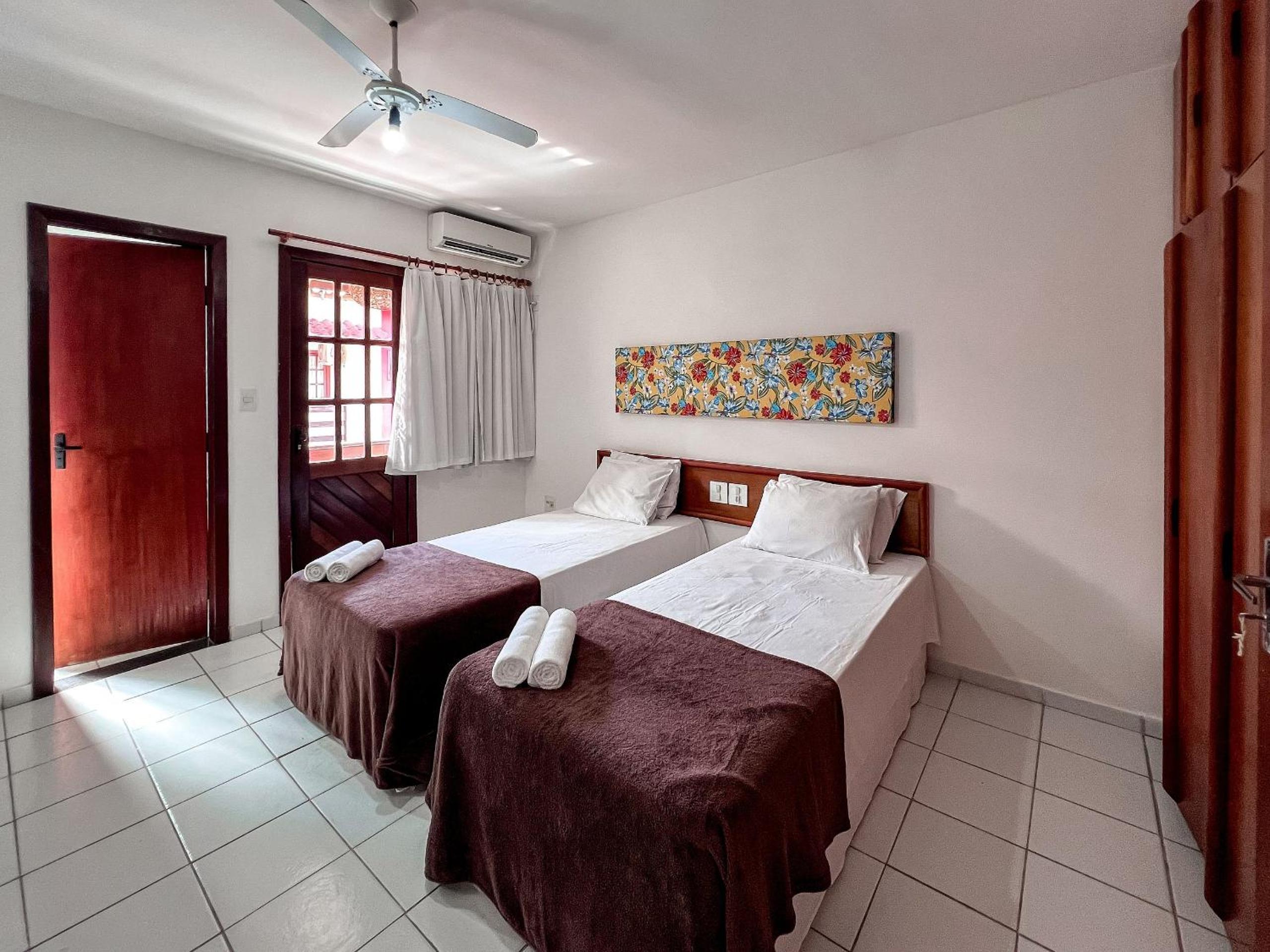 Casas com 2 ou 3 suítes (todas com ar split), com internet privativa 300MBPSno Residencial Nazareth, localizado a aproximadamente 80m da praia de Taperapuã