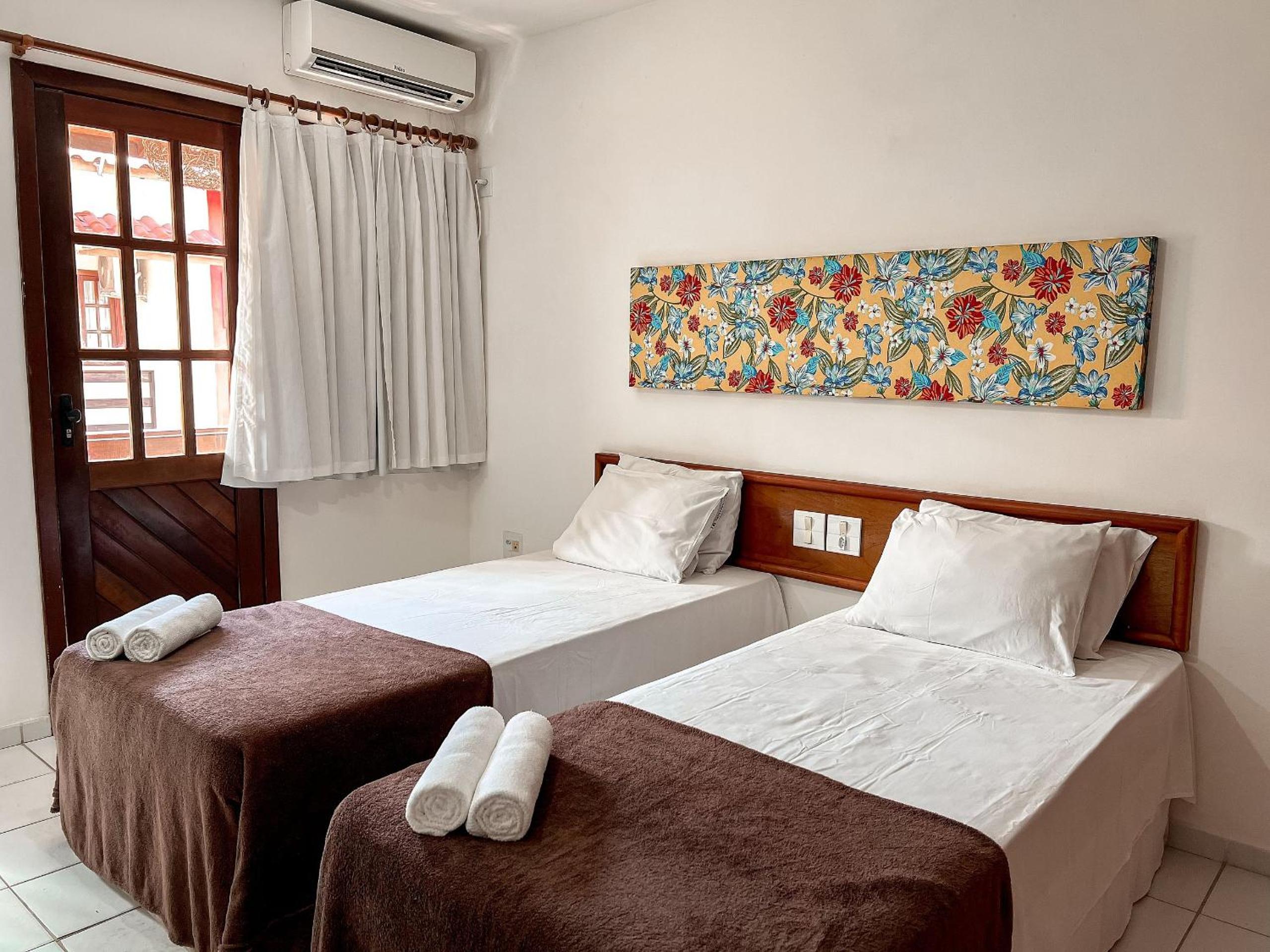Casas com 2 ou 3 suítes (todas com ar split), com internet privativa 300MBPSno Residencial Nazareth, localizado a aproximadamente 80m da praia de Taperapuã