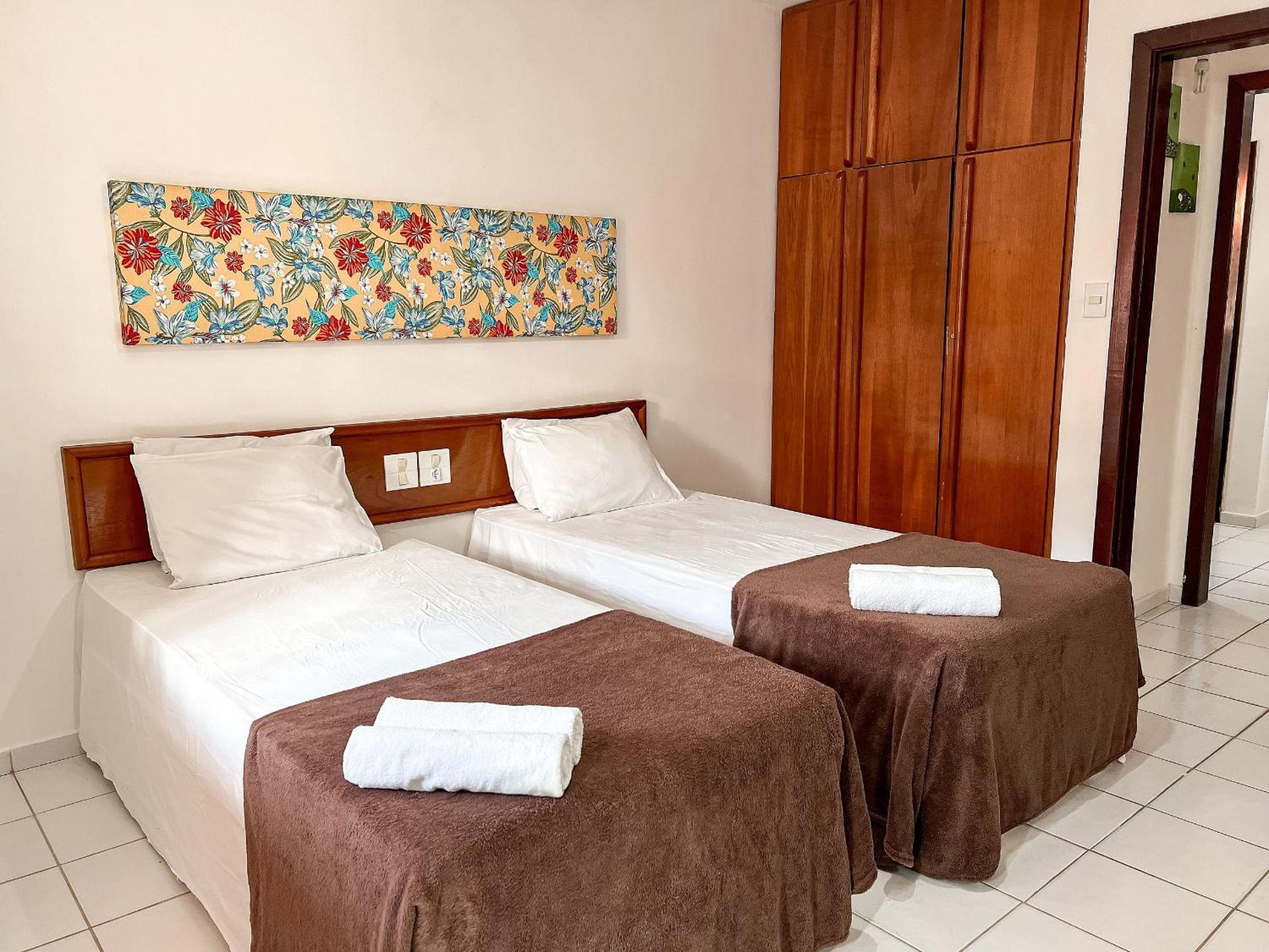 Casas com 2 ou 3 suítes (todas com ar split), com internet privativa 300MBPSno Residencial Nazareth, localizado a aproximadamente 80m da praia de Taperapuã