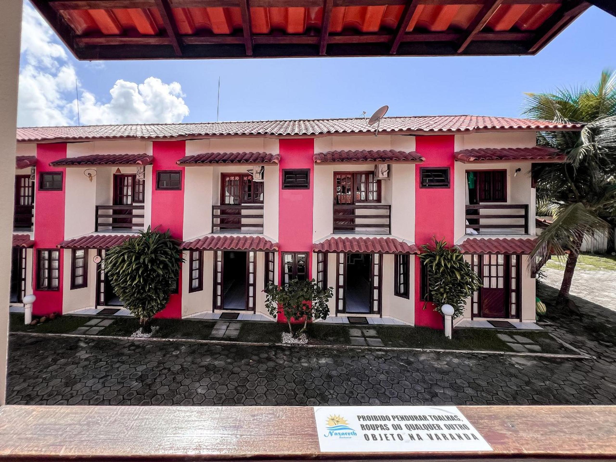 Casas com 2 ou 3 suítes (todas com ar split), com internet privativa 300MBPSno Residencial Nazareth, localizado a aproximadamente 80m da praia de Taperapuã