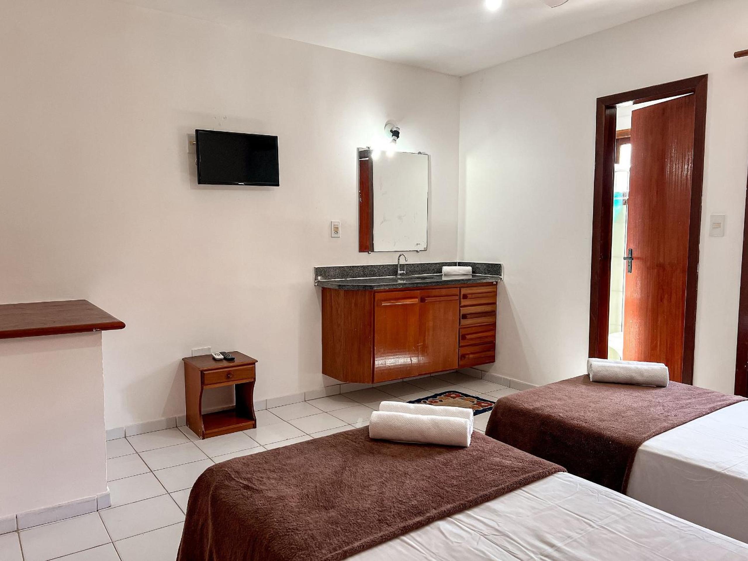 Casas com 2 ou 3 suítes (todas com ar split), com internet privativa 300MBPSno Residencial Nazareth, localizado a aproximadamente 80m da praia de Taperapuã