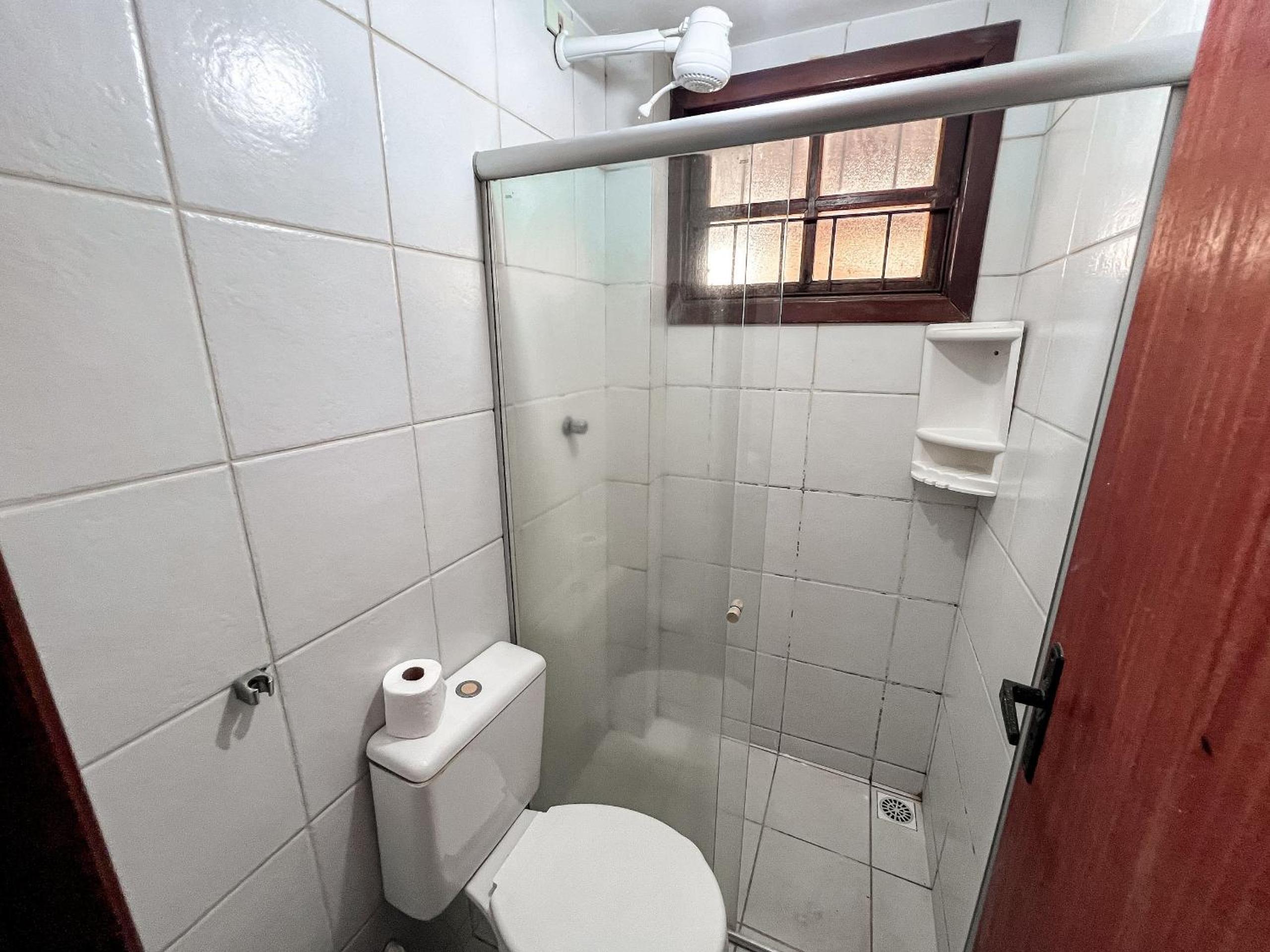 Casas com 2 ou 3 suítes (todas com ar split), com internet privativa 300MBPSno Residencial Nazareth, localizado a aproximadamente 80m da praia de Taperapuã