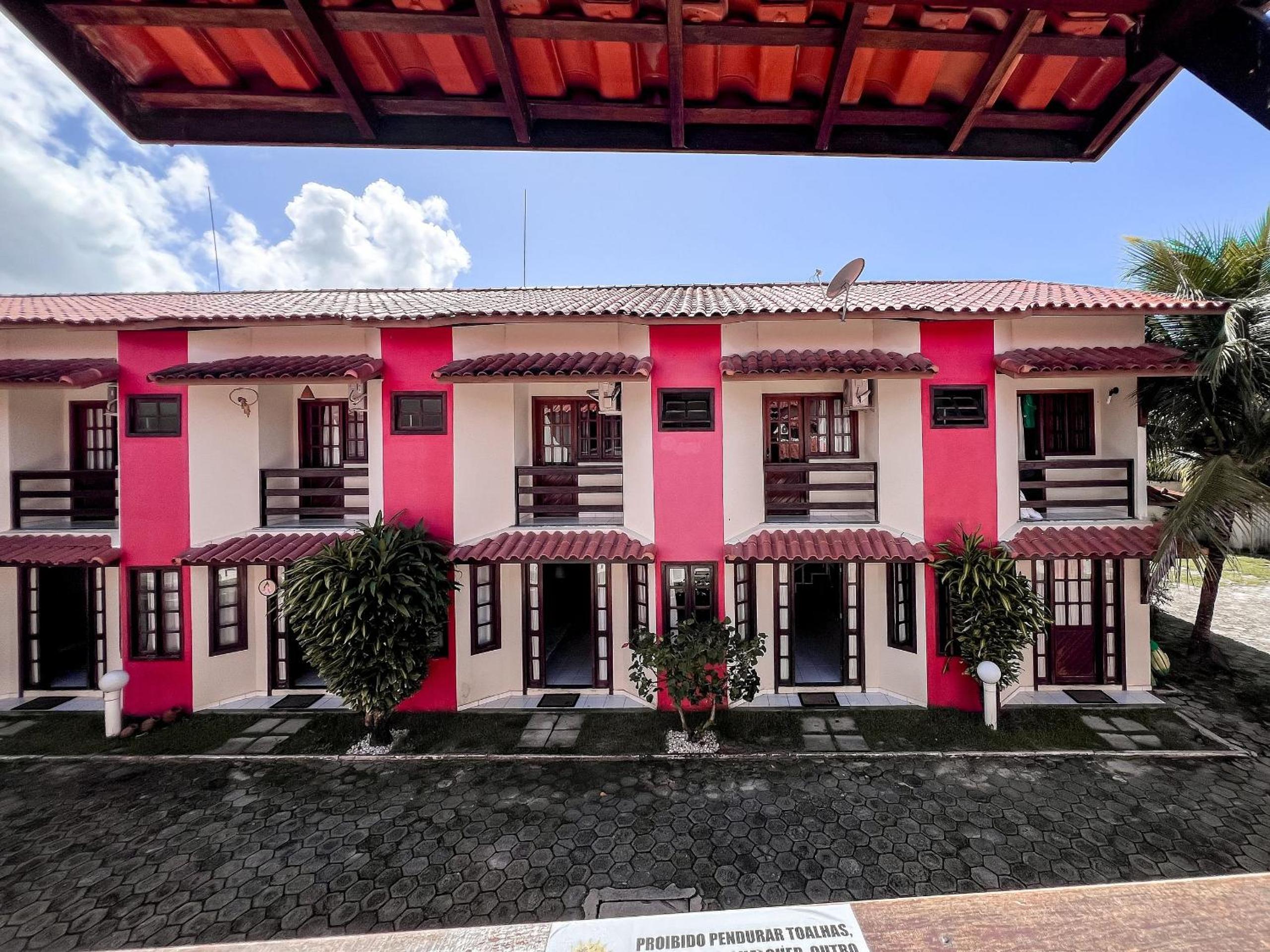 Casas com 2 ou 3 suítes (todas com ar split), com internet privativa 300MBPSno Residencial Nazareth, localizado a aproximadamente 80m da praia de Taperapuã