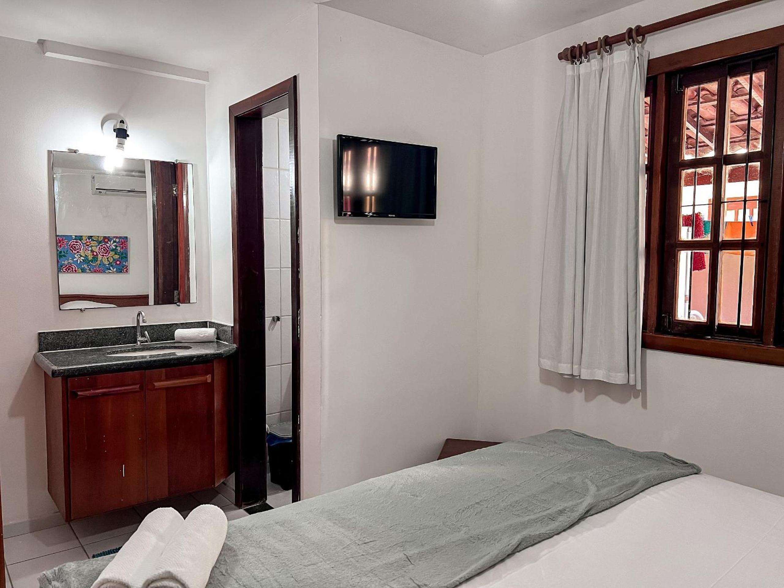 Casas com 2 ou 3 suítes (todas com ar split), com internet privativa 300MBPSno Residencial Nazareth, localizado a aproximadamente 80m da praia de Taperapuã