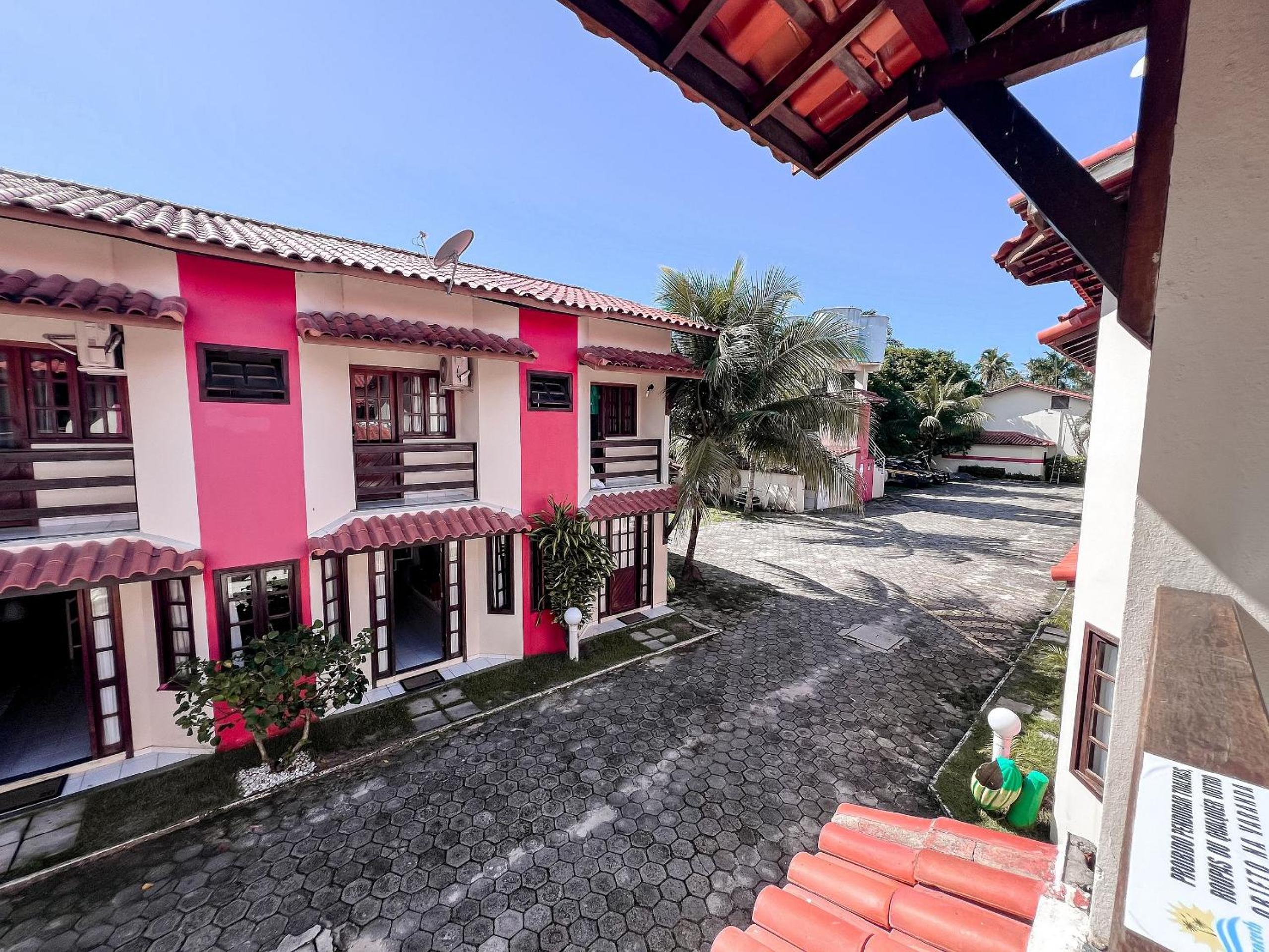 Casas com 2 ou 3 suítes (todas com ar split), com internet privativa 300MBPSno Residencial Nazareth, localizado a aproximadamente 80m da praia de Taperapuã