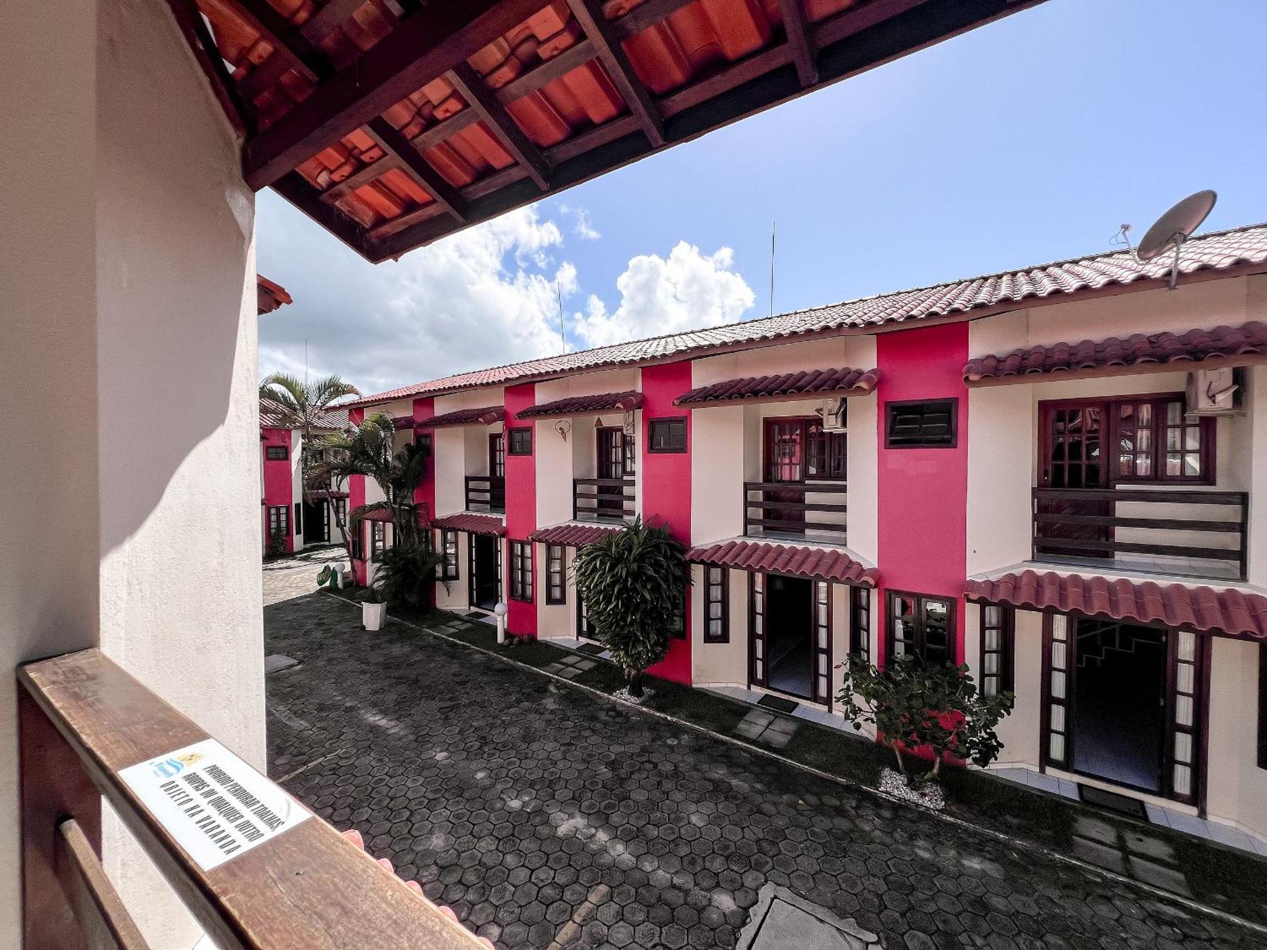 Casas com 2 ou 3 suítes (todas com ar split), com internet privativa 300MBPSno Residencial Nazareth, localizado a aproximadamente 80m da praia de Taperapuã