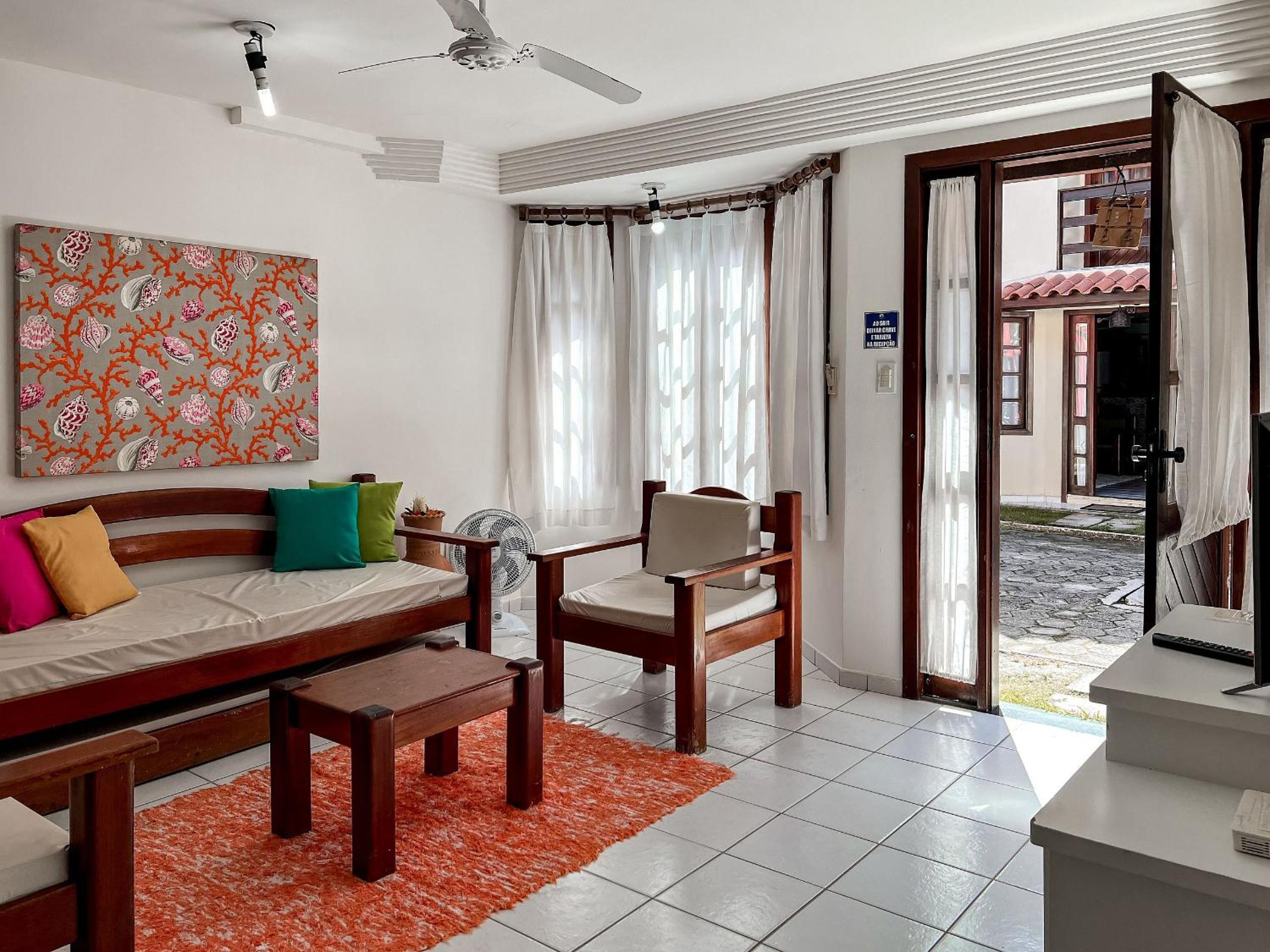 Casas com 2 ou 3 suítes (todas com ar split), com internet privativa 300MBPSno Residencial Nazareth, localizado a aproximadamente 80m da praia de Taperapuã