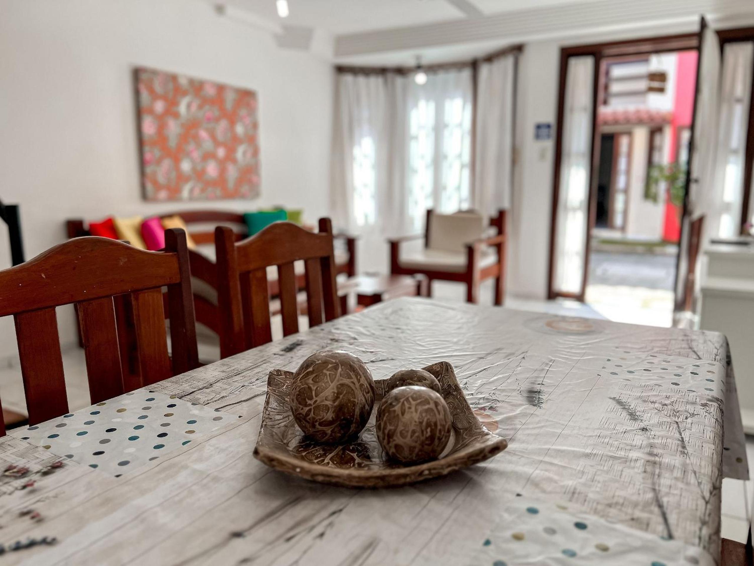 Casas com 2 ou 3 suítes (todas com ar split), com internet privativa 300MBPSno Residencial Nazareth, localizado a aproximadamente 80m da praia de Taperapuã