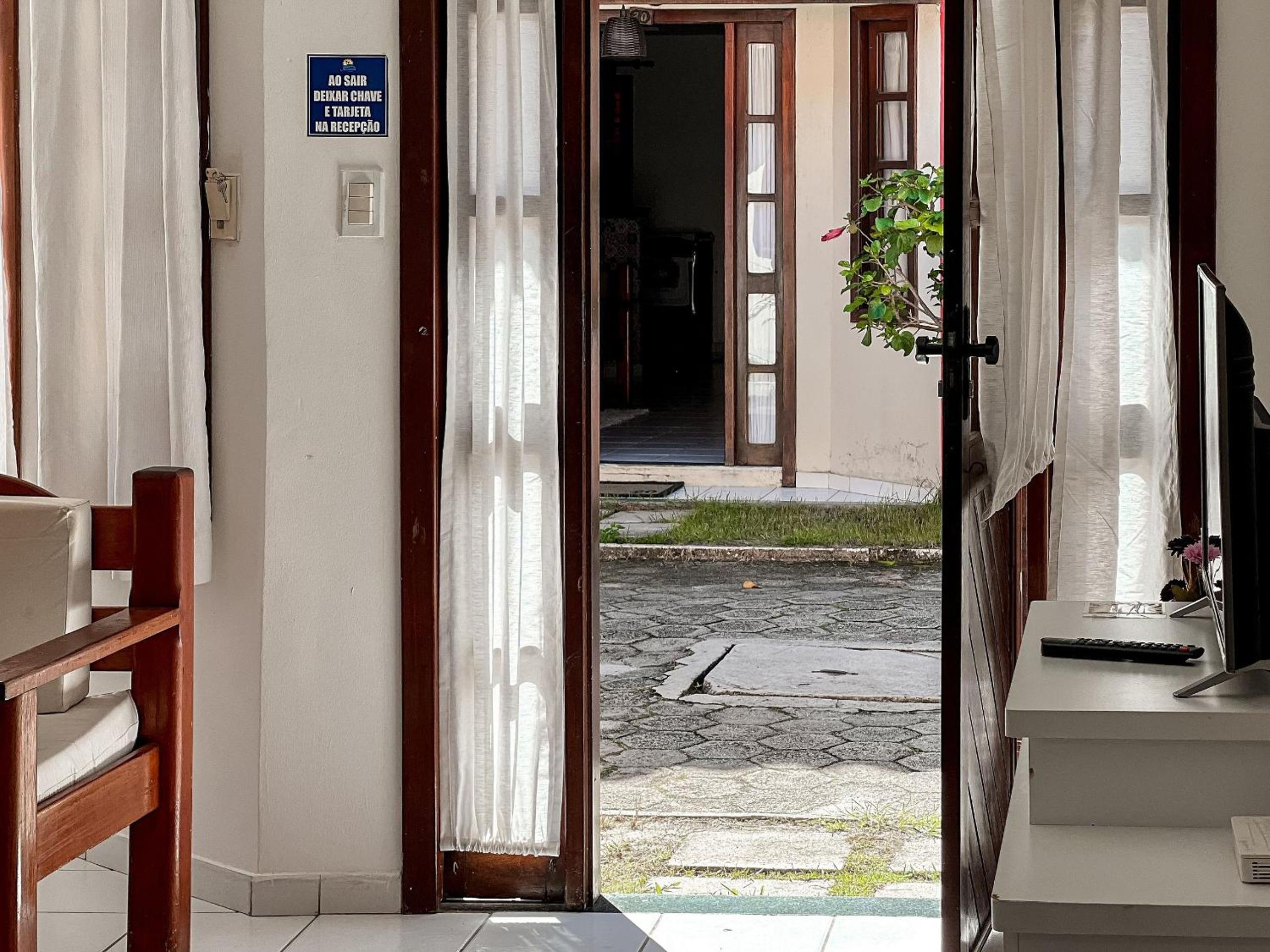 Casas com 2 ou 3 suítes (todas com ar split), com internet privativa 300MBPSno Residencial Nazareth, localizado a aproximadamente 80m da praia de Taperapuã