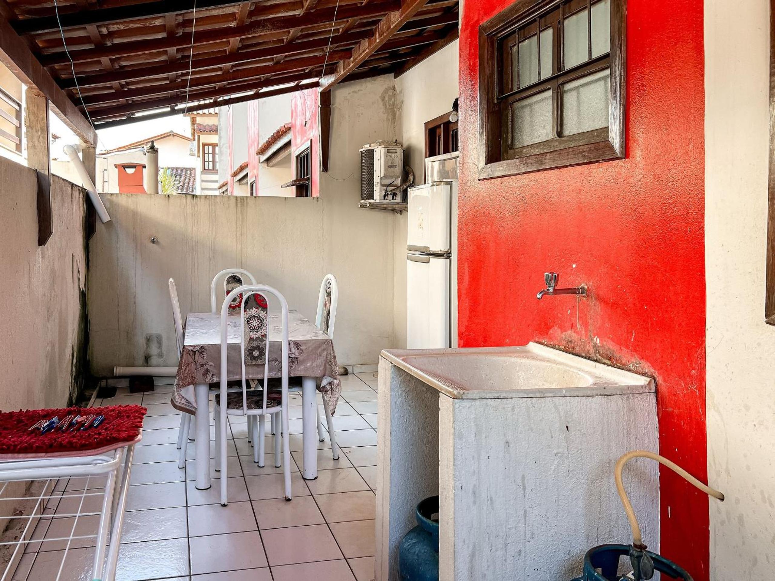 Casas com 2 ou 3 suítes (todas com ar split), com internet privativa 300MBPSno Residencial Nazareth, localizado a aproximadamente 80m da praia de Taperapuã