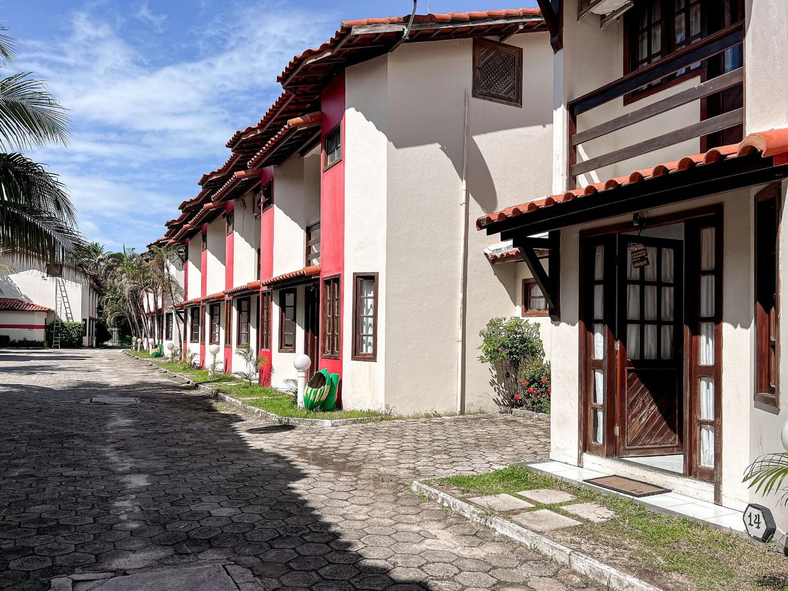 Casas com 2 ou 3 suítes (todas com ar split), com internet privativa 300MBPSno Residencial Nazareth, localizado a aproximadamente 80m da praia de Taperapuã