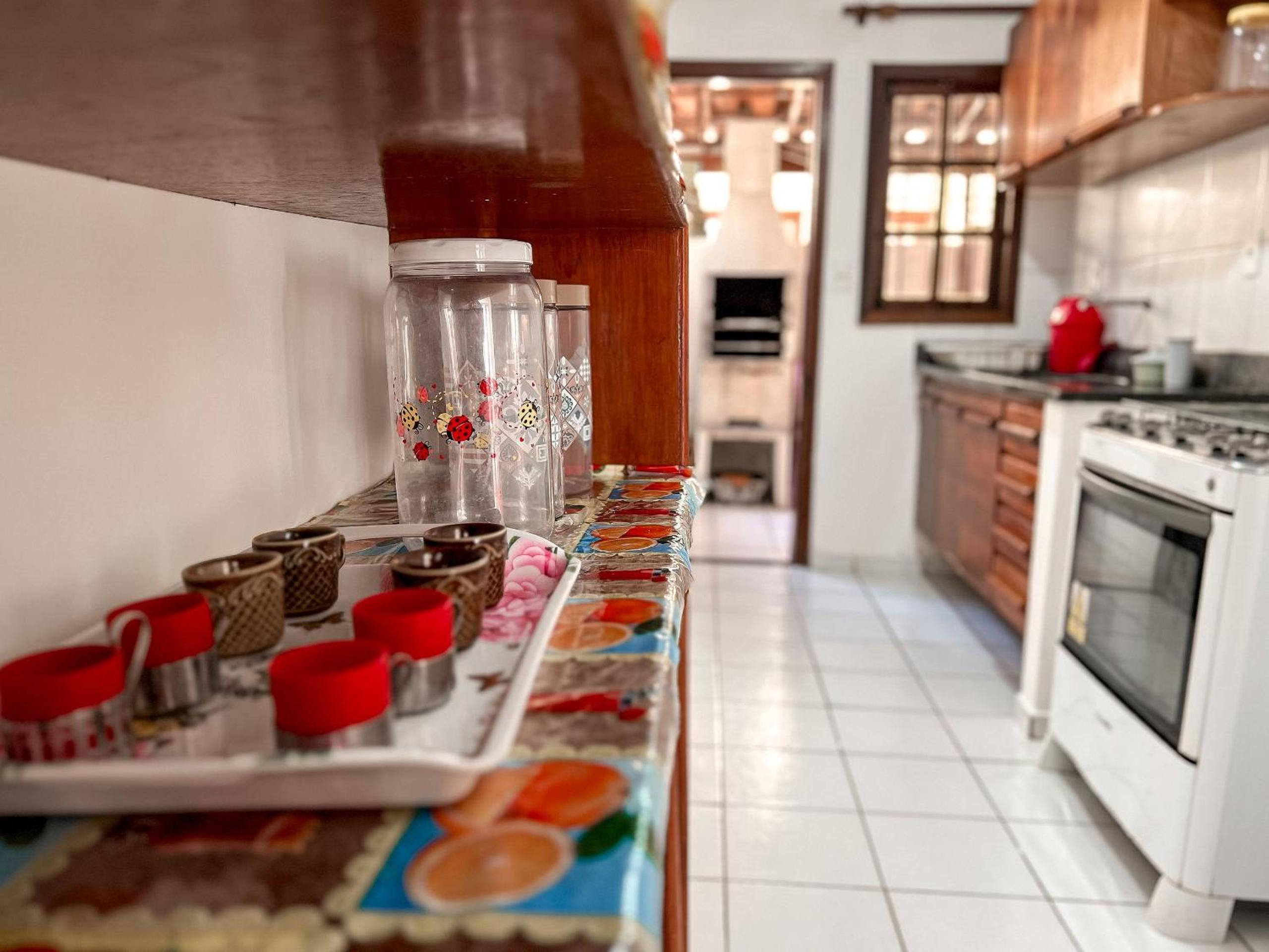 Casas com 2 ou 3 suítes (todas com ar split), com internet privativa 300MBPSno Residencial Nazareth, localizado a aproximadamente 80m da praia de Taperapuã