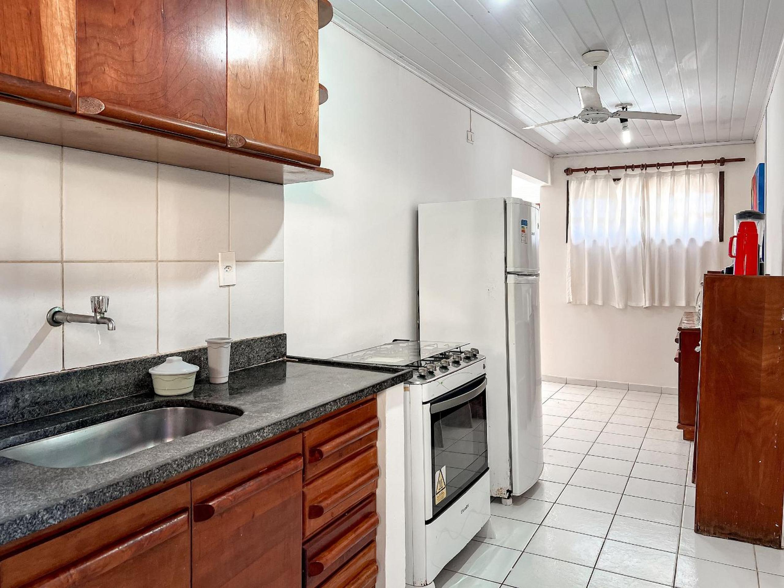 Casas com 2 ou 3 suítes (todas com ar split), com internet privativa 300MBPSno Residencial Nazareth, localizado a aproximadamente 80m da praia de Taperapuã