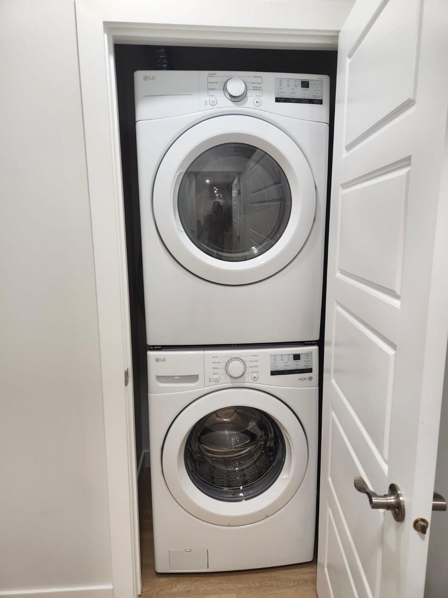 Brand New Deluxe 2 Bedroom Suite with AC & Den