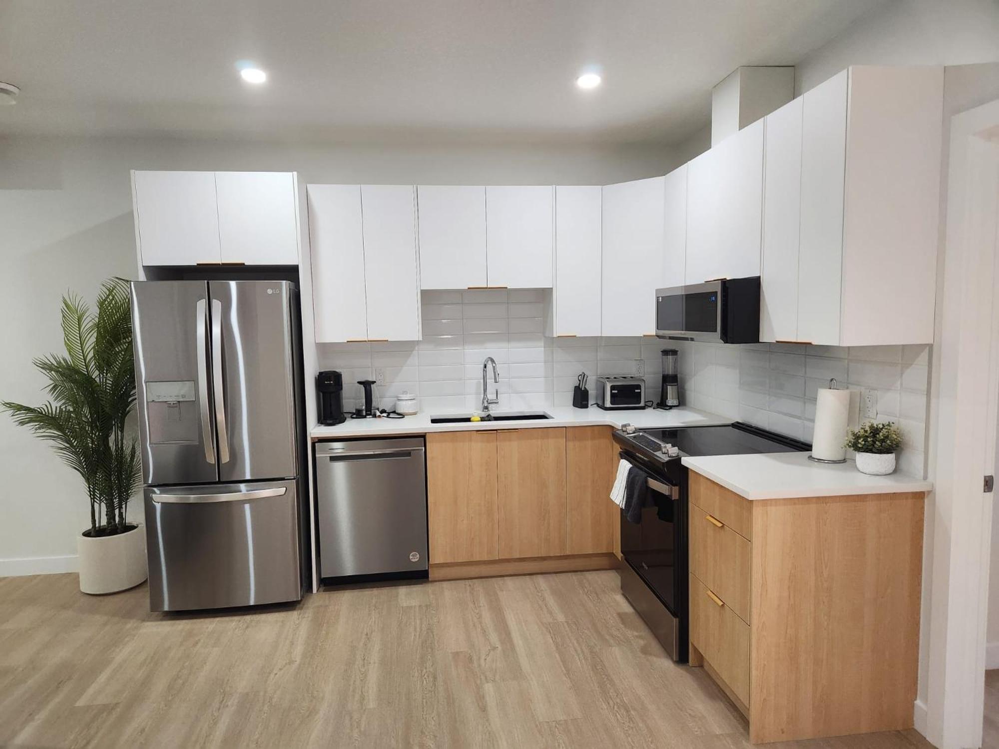 Brand New Deluxe 2 Bedroom Suite with AC & Den
