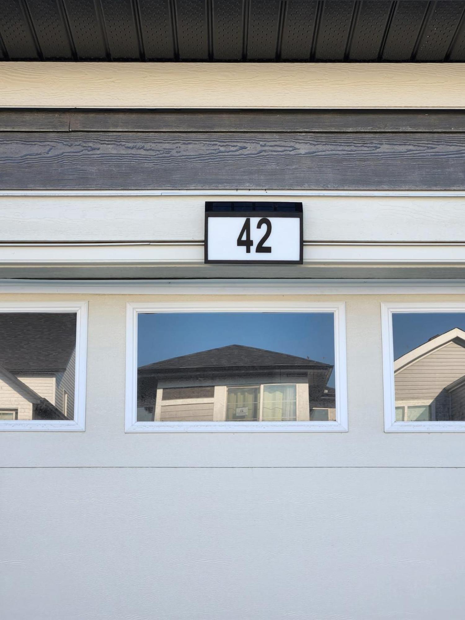 Brand New Deluxe 2 Bedroom Suite with AC & Den