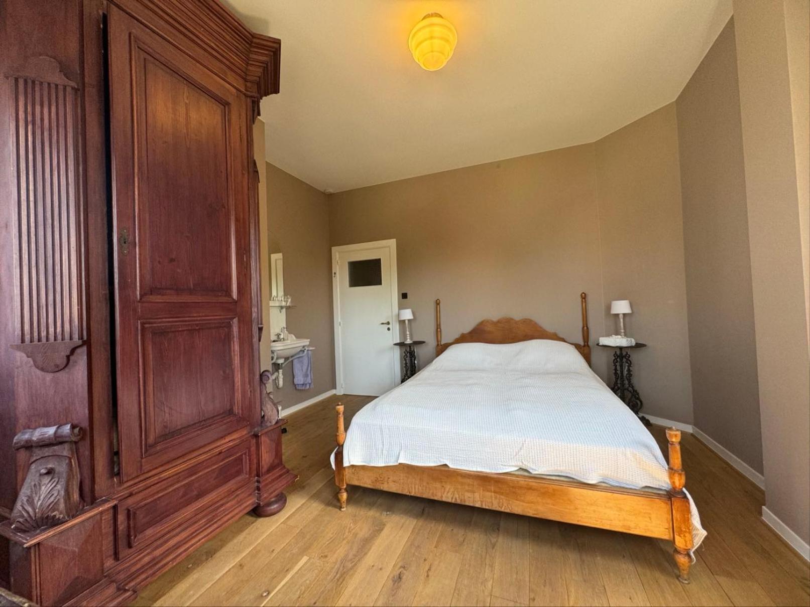 Ruime slaapkamers met badkamers in Belle Epoquevilla- concessiewijk De Haan