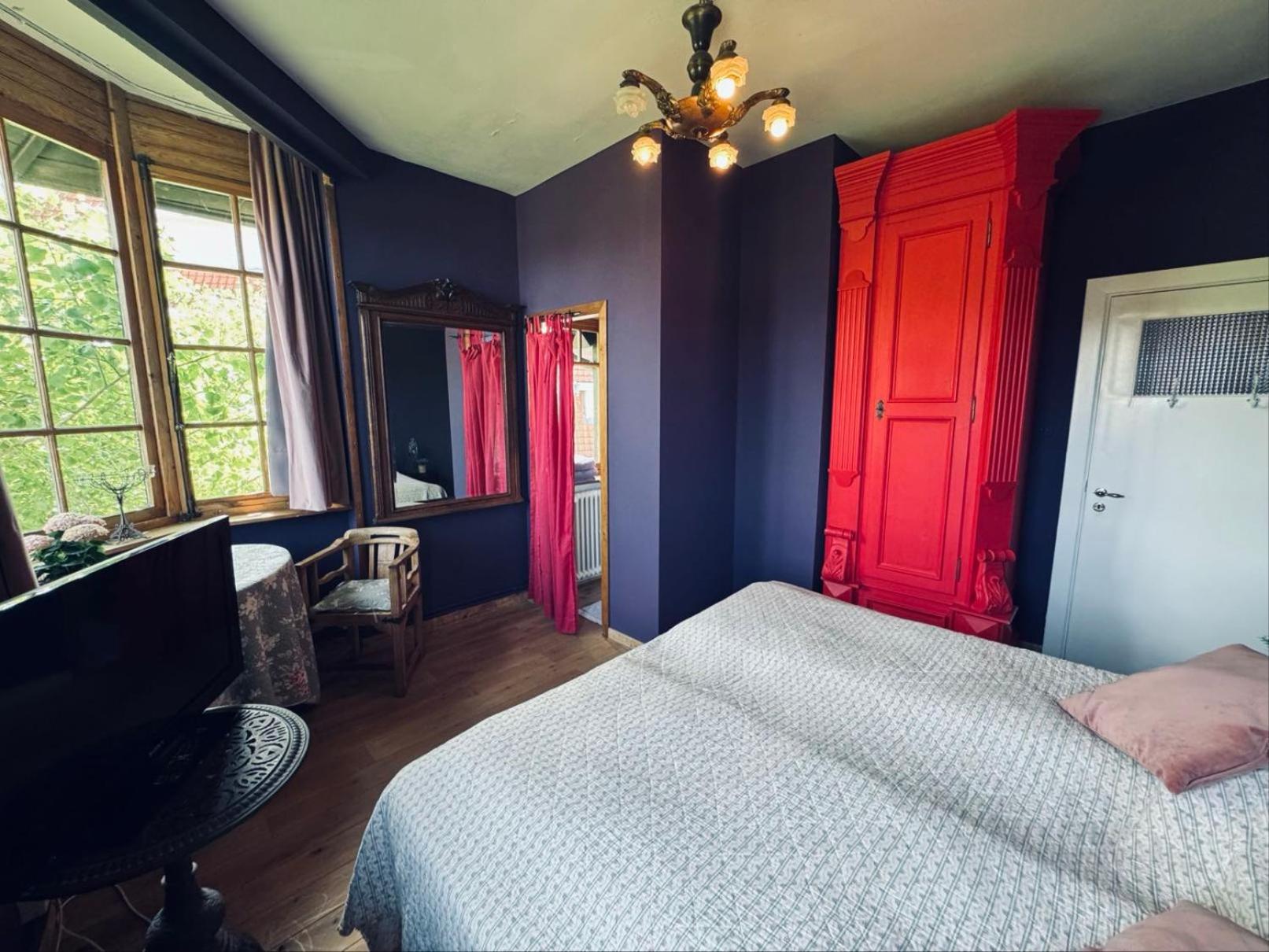 Ruime slaapkamers met badkamers in Belle Epoquevilla- concessiewijk De Haan