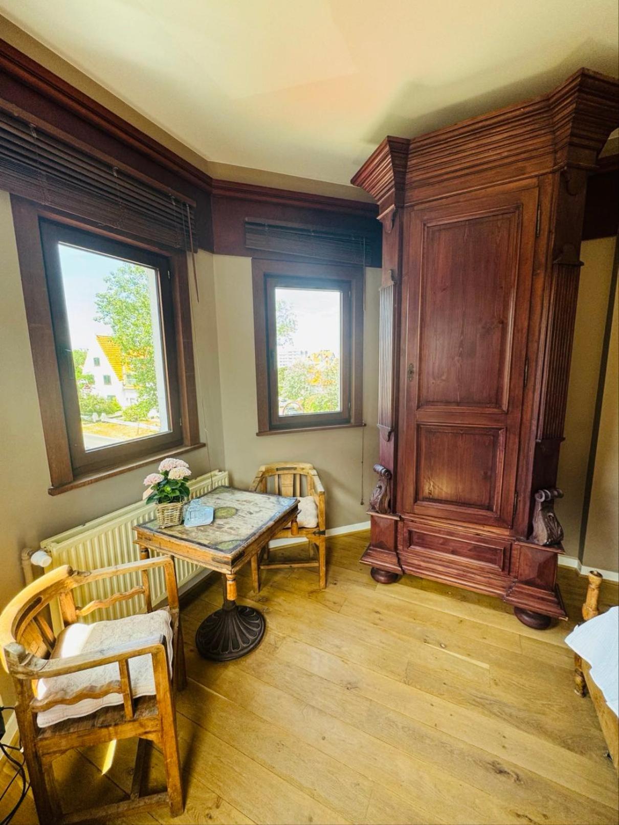 Ruime slaapkamers met badkamers in Belle Epoquevilla- concessiewijk De Haan