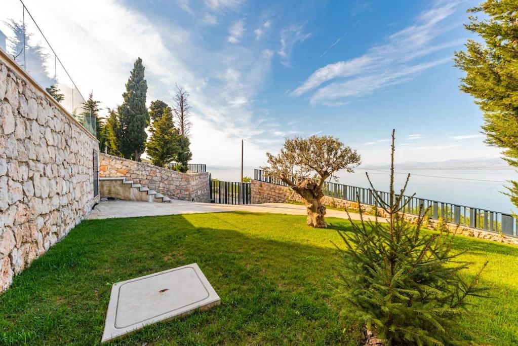 Villa Serenity Luxury Lakeside Manor by Pik Host photo 2