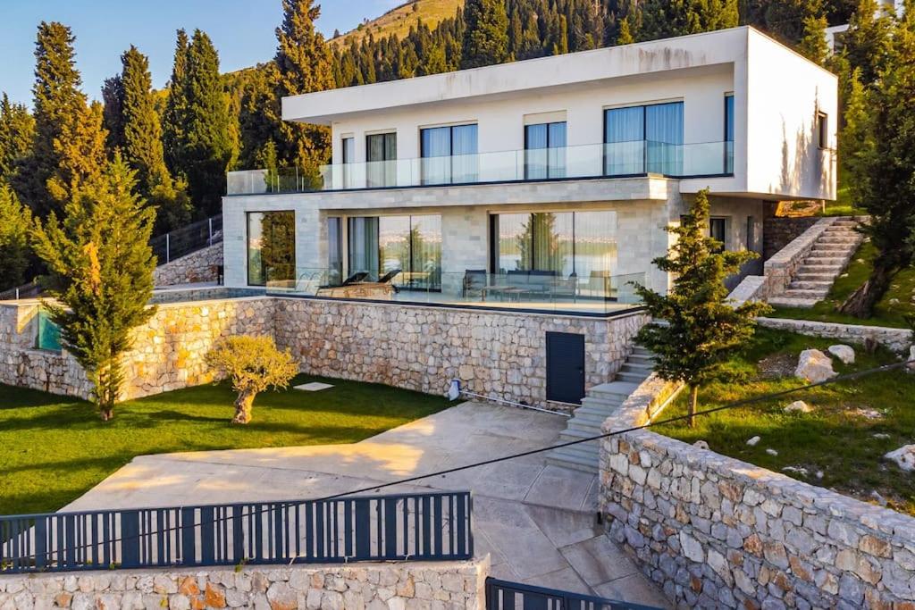 Villa Serenity Luxury Lakeside Manor by Pik Host photo 3
