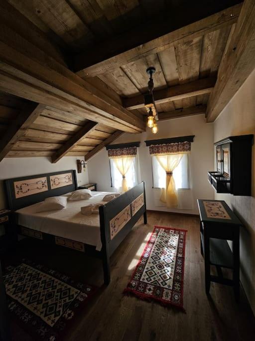Căsuță tradițională cu ciubăr și saună în Bran - Casa de la Nuci view 2