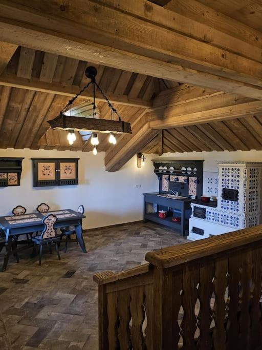 Căsuță tradițională cu ciubăr și saună în Bran - Casa de la Nuci view 3