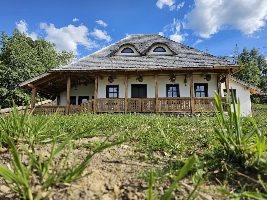 Căsuță tradițională cu ciubăr și saună în Bran - Casa de la Nuci view 4