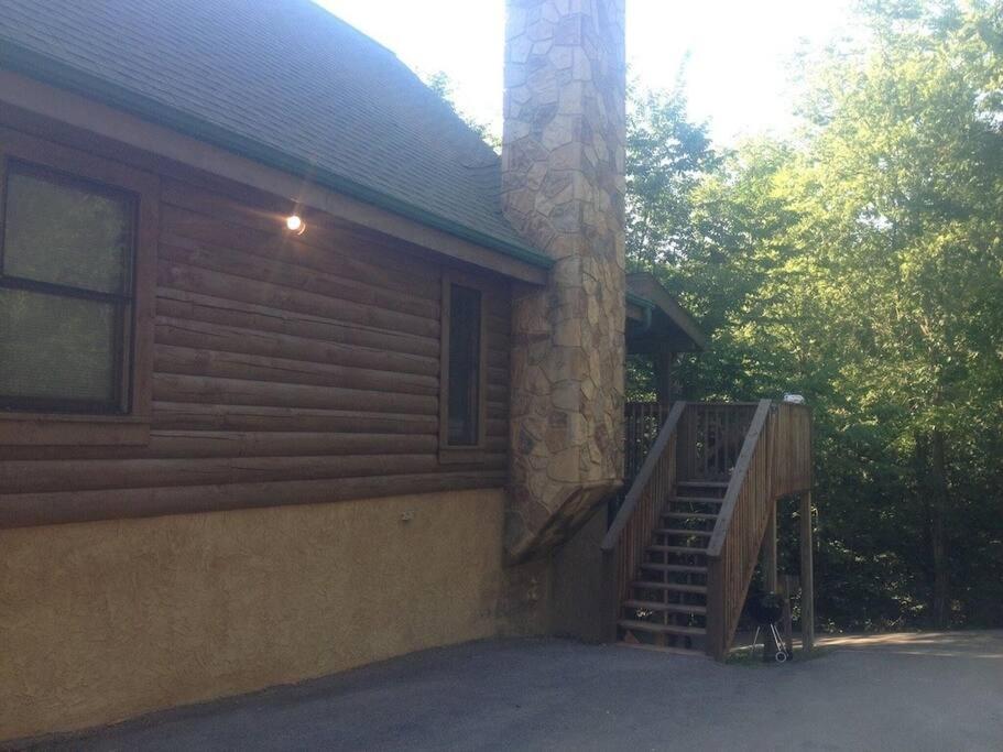 Hotel Peace By the Lake - Image 1